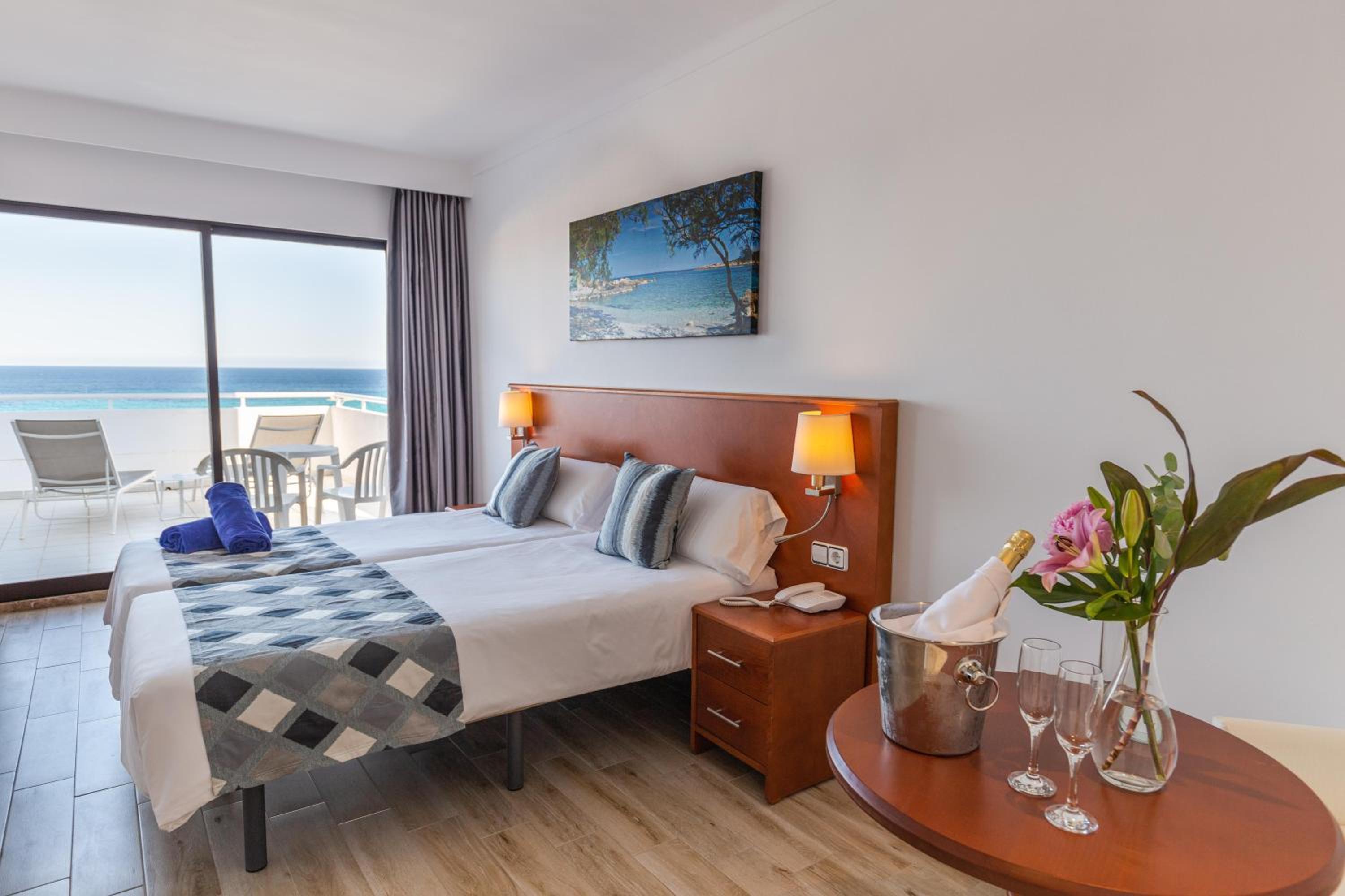 Habitación Doble o con Dos Camas Superior con Vista al Mar