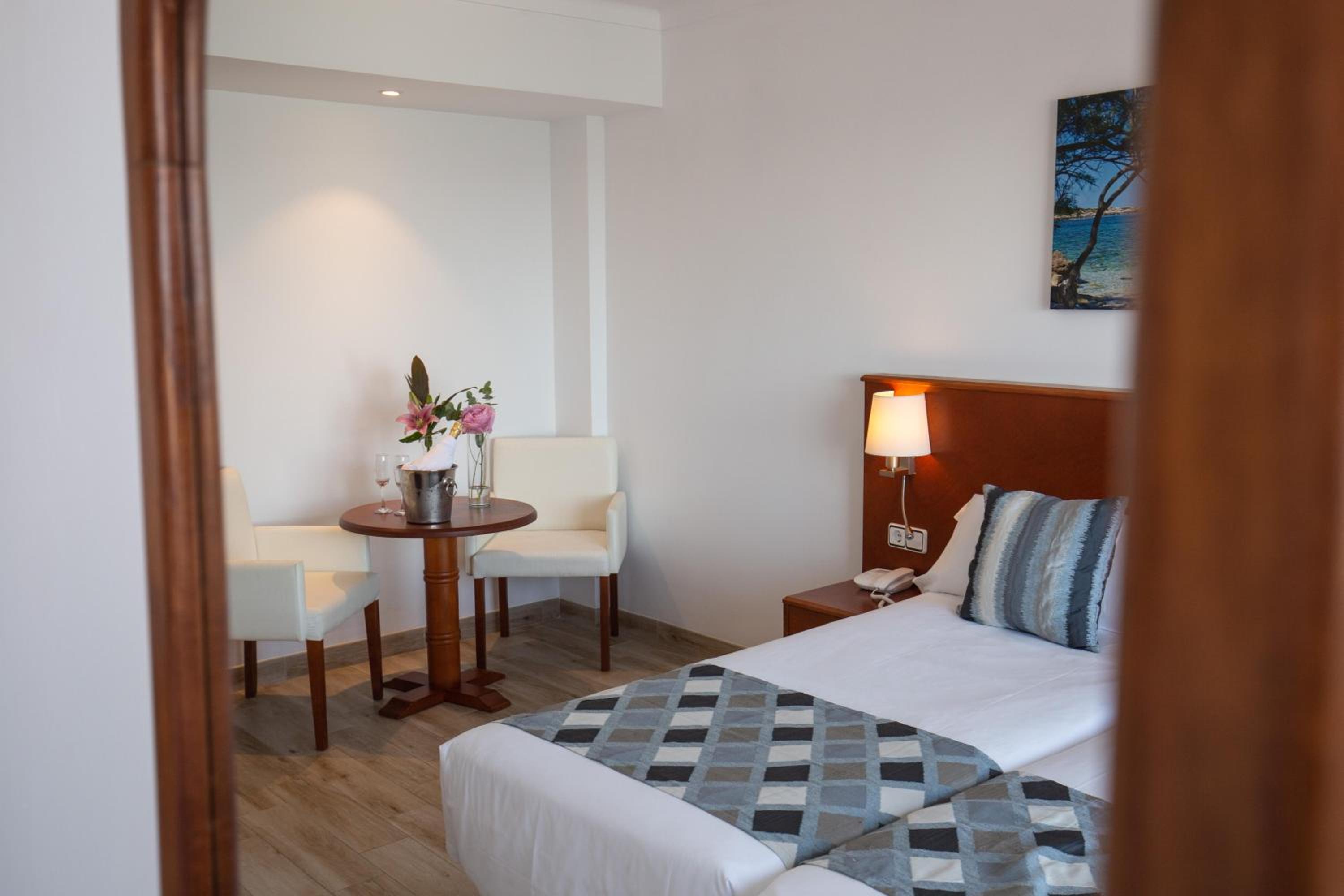 Superior Double or Twin Room with Sea View photo 2