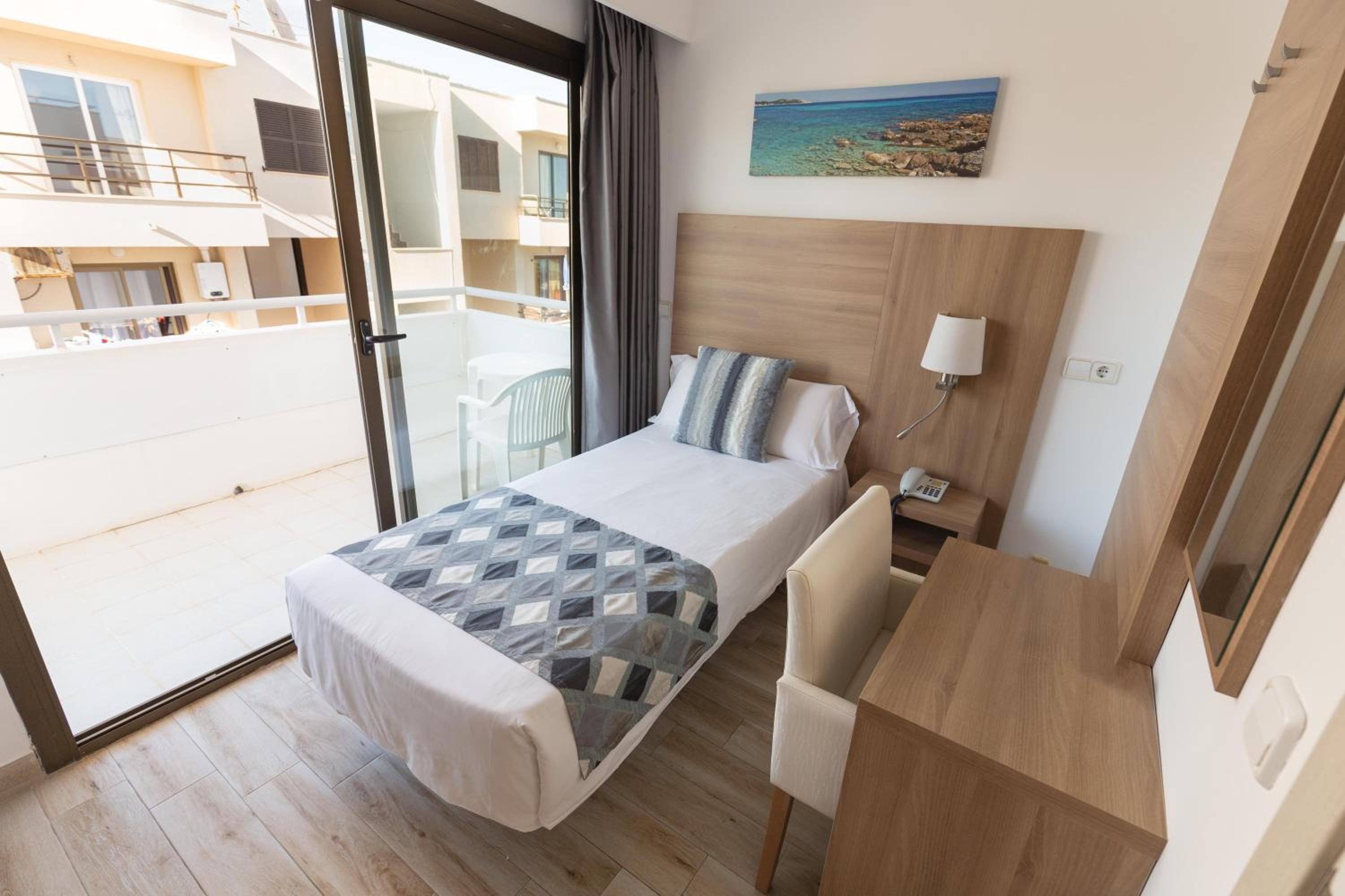 Single Room with Balcony photo 2
