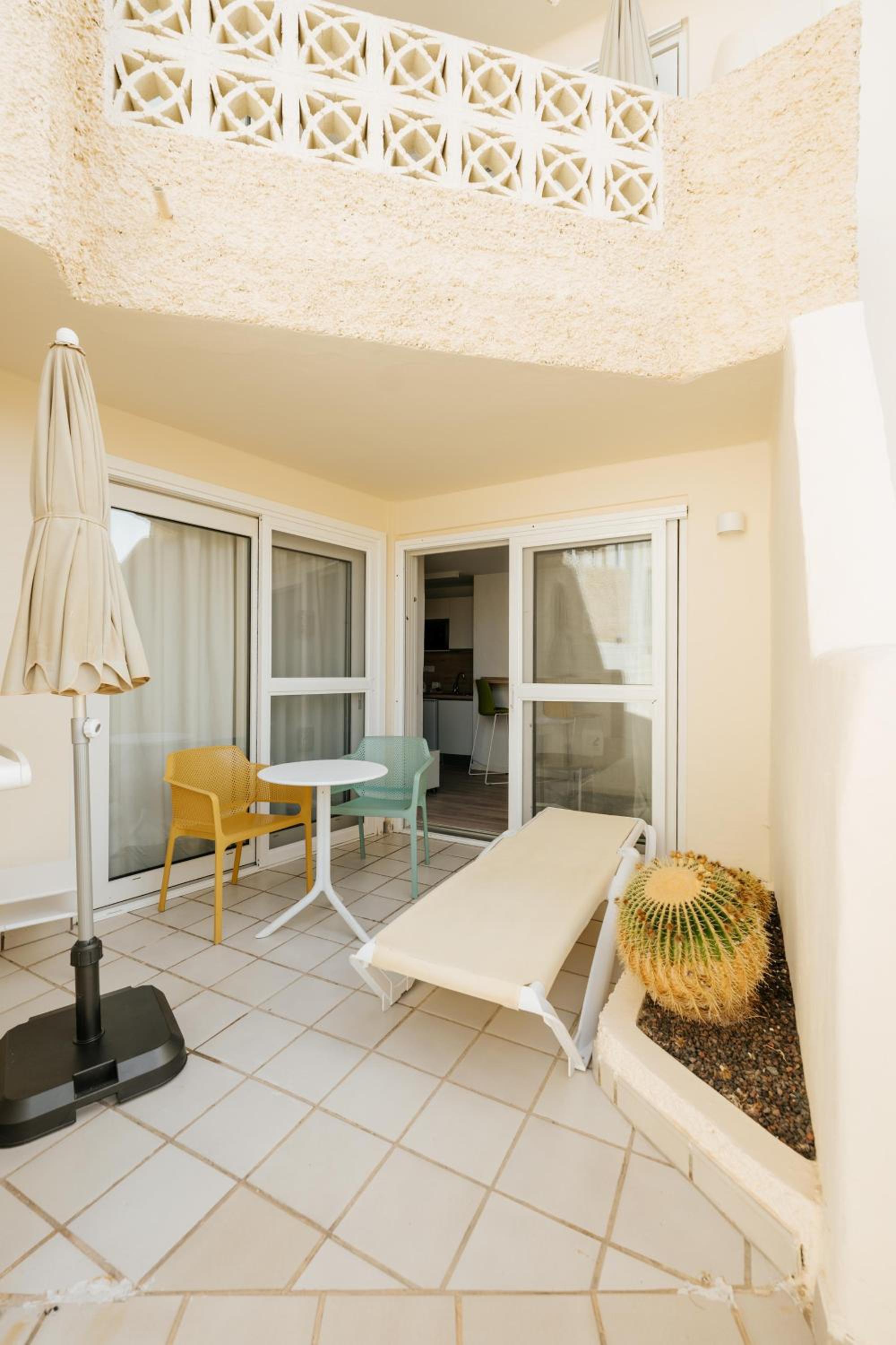 Apartment with Balcony photo 2