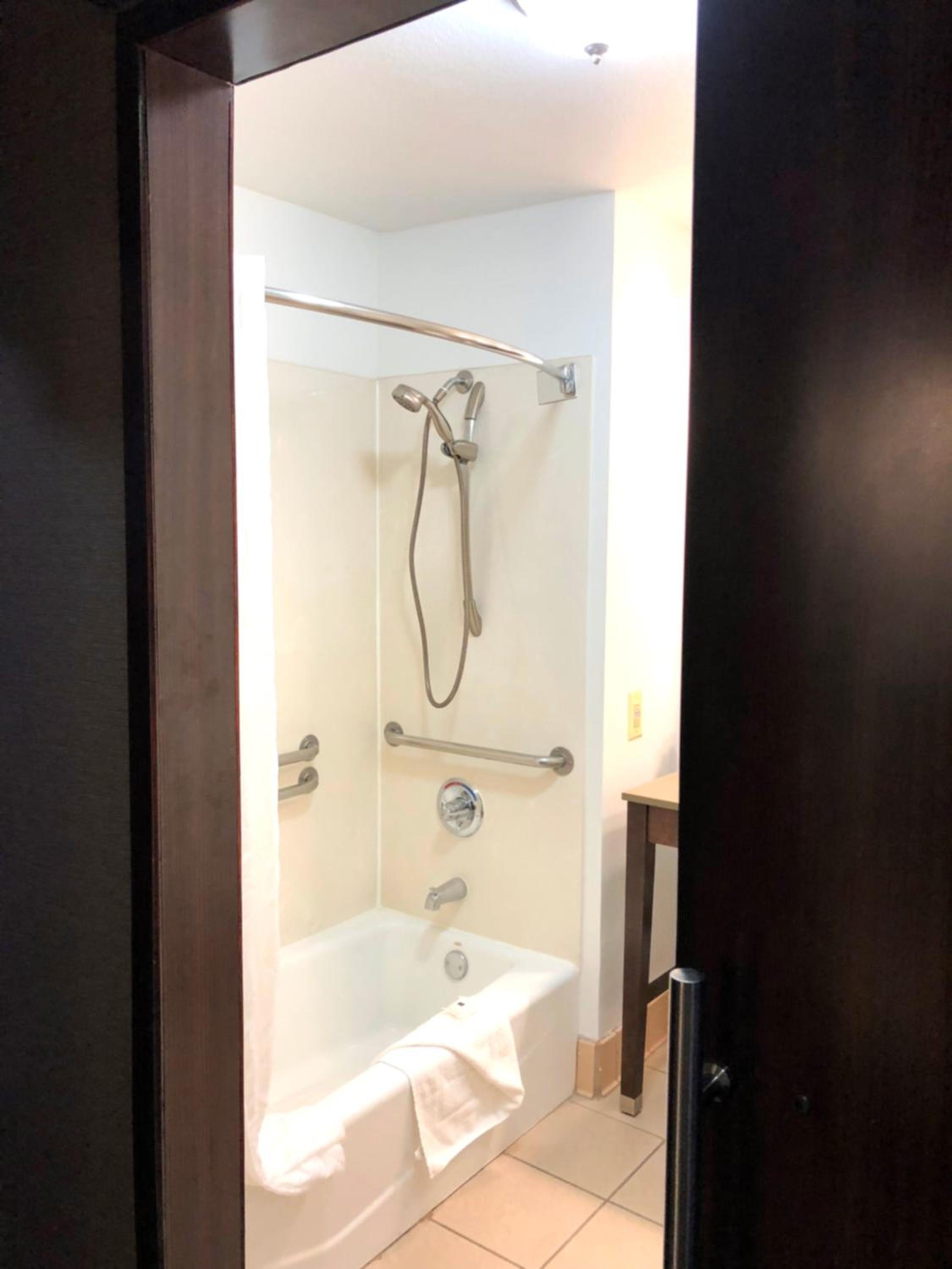 Queen Suite - Disability Access - Photo 3