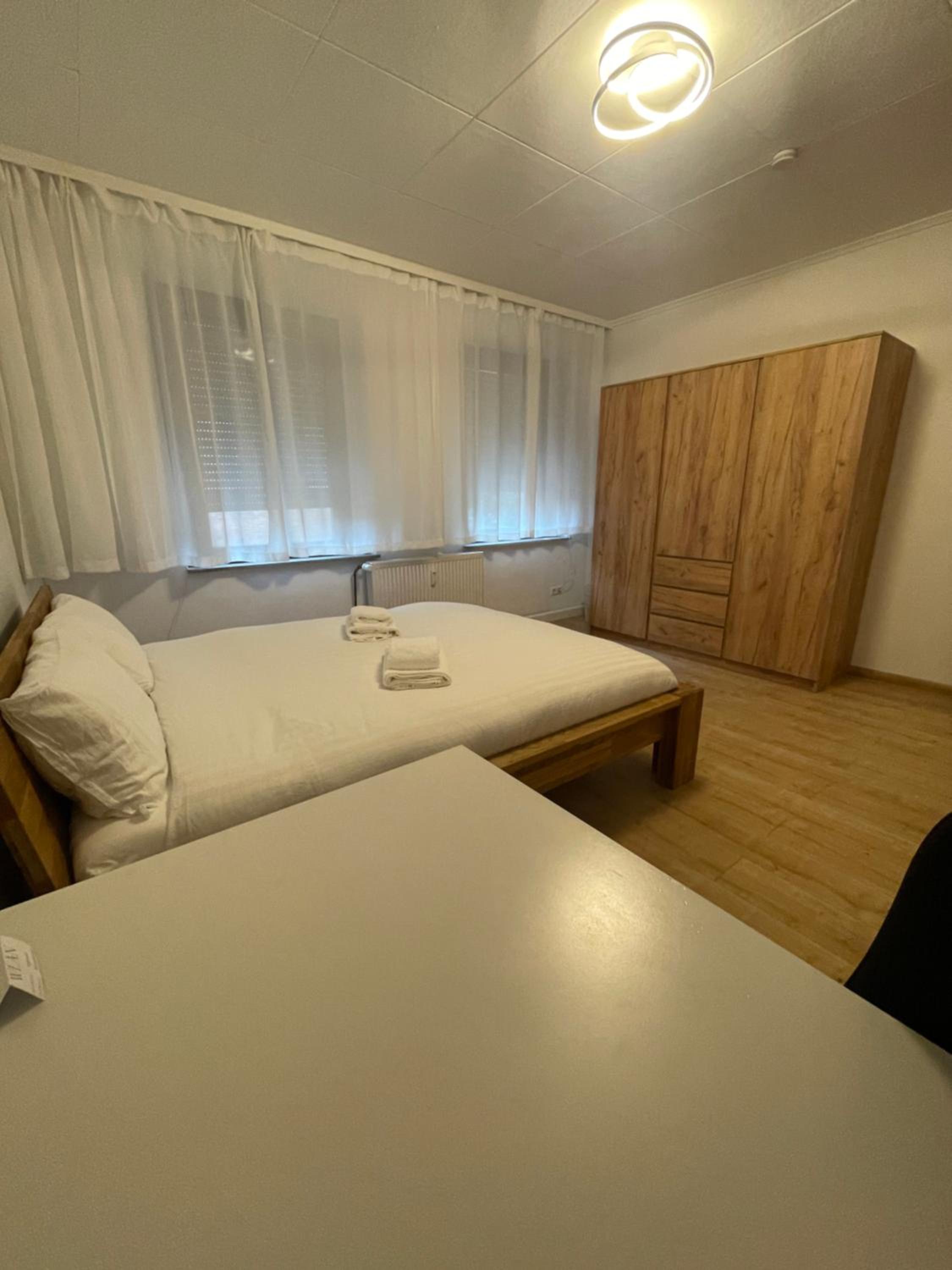 Queen Room with Shared Bathroom photo 1