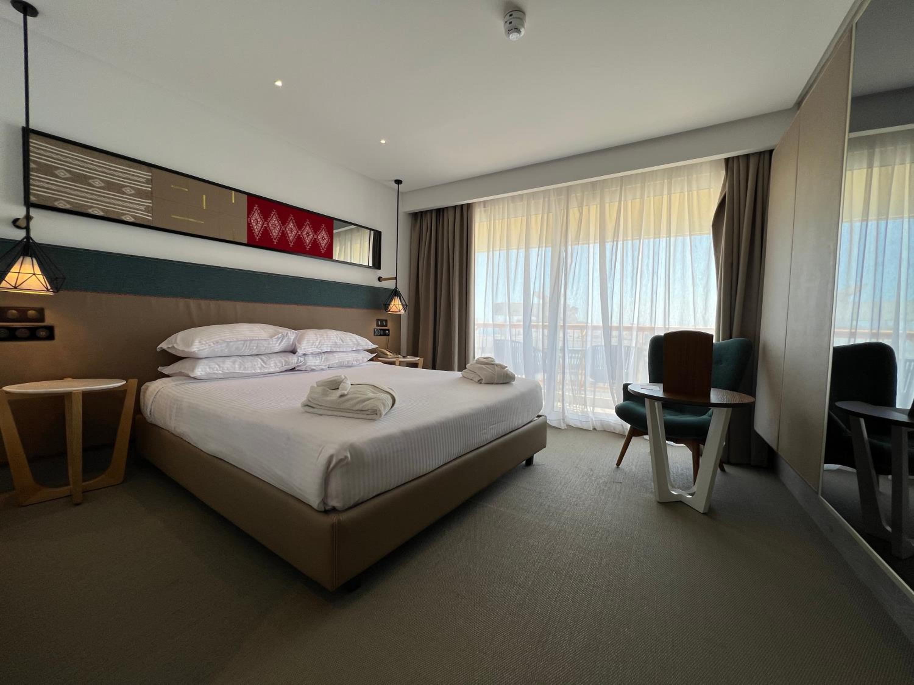 2 Bedroom Executive Suite, Seafront, Balcony