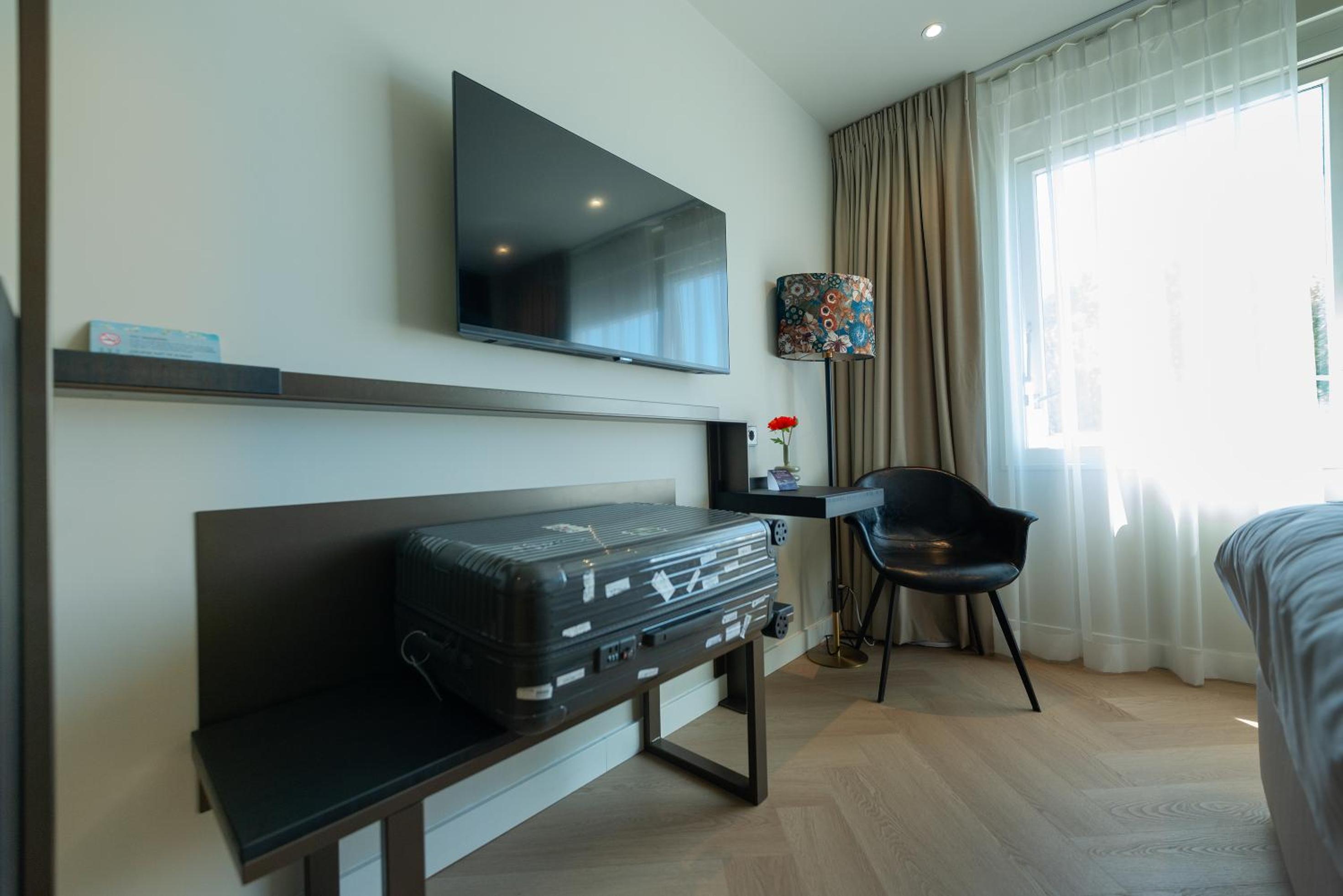 Deluxe King Room - Photo 9