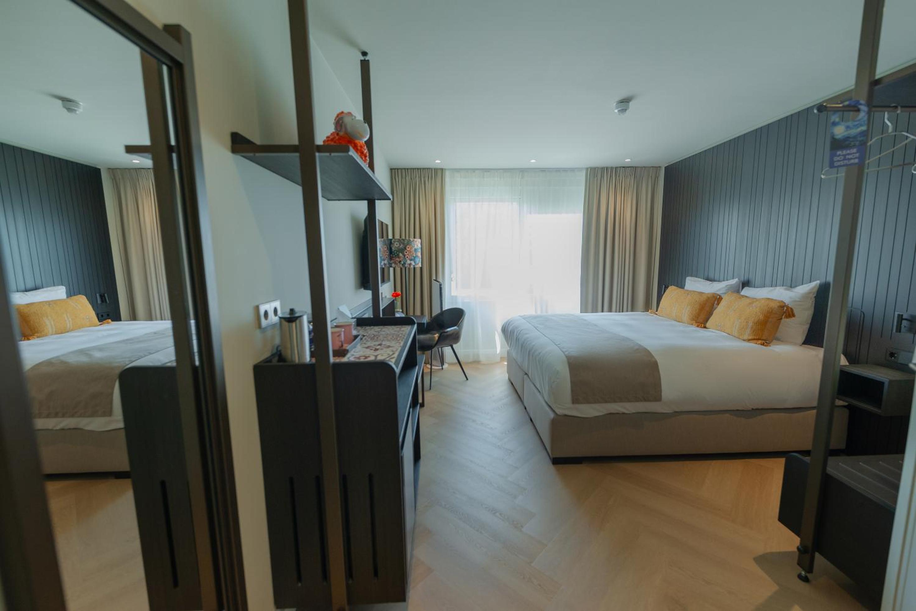 Deluxe King Room - Photo 10