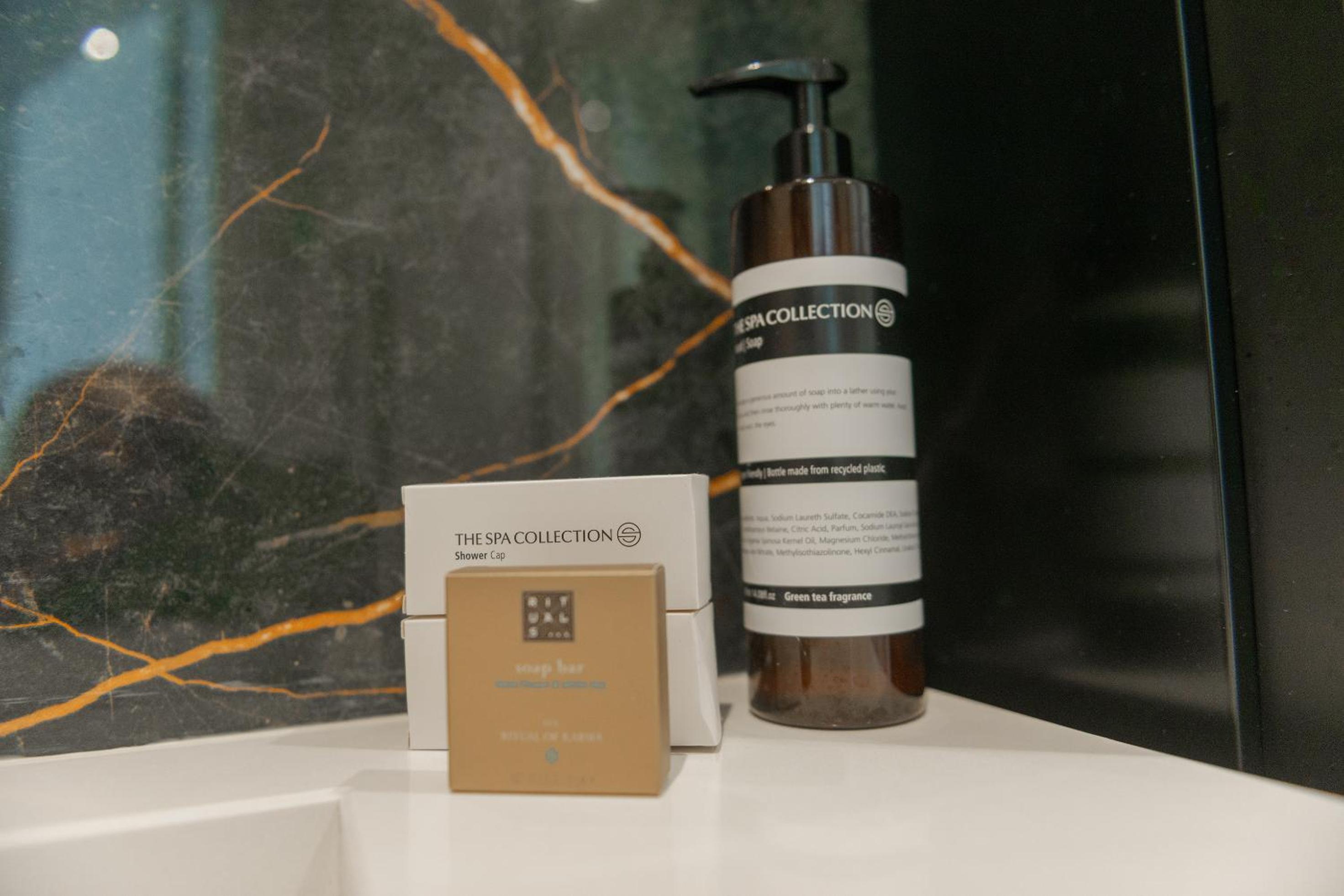 Deluxe King Room - Photo 14