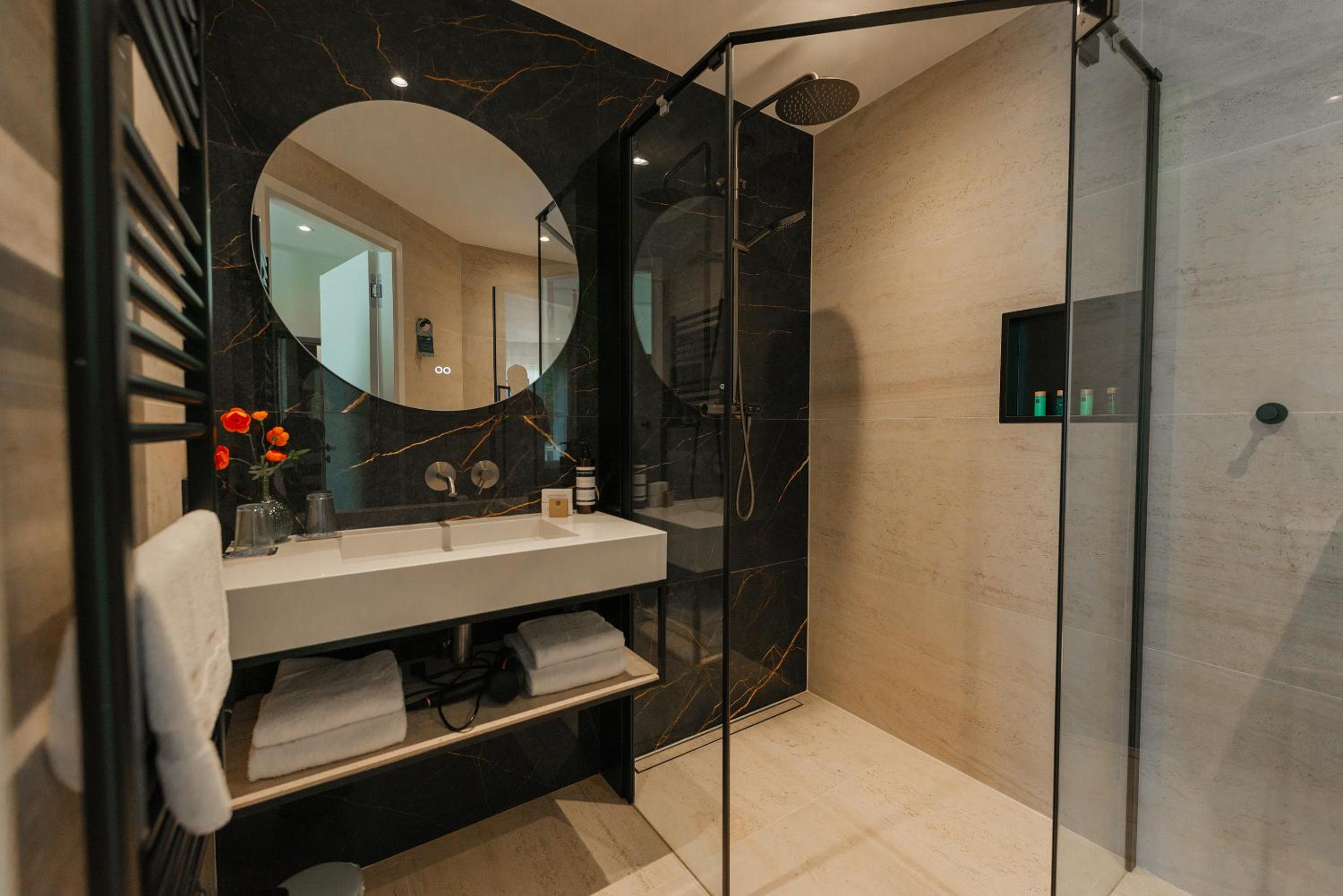 Deluxe King Room - Photo 15
