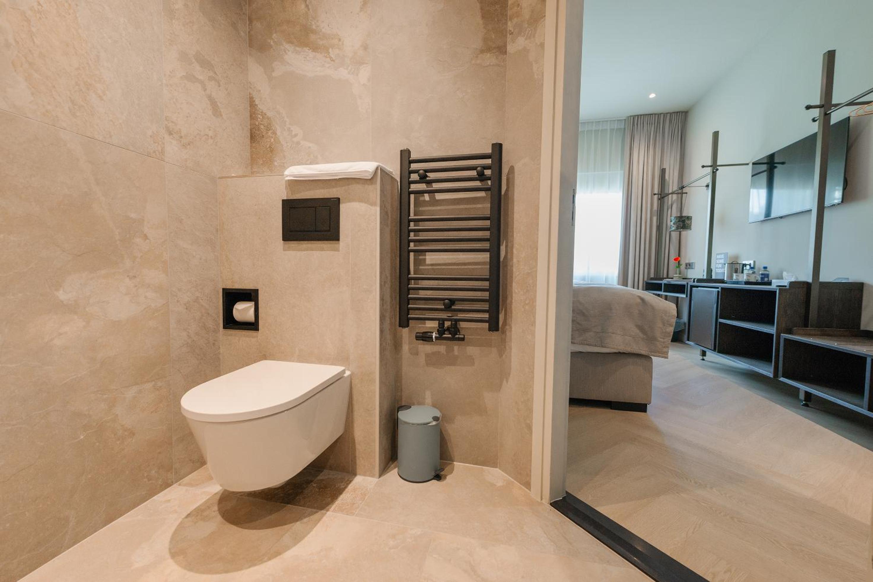 Deluxe King Room - Photo 17