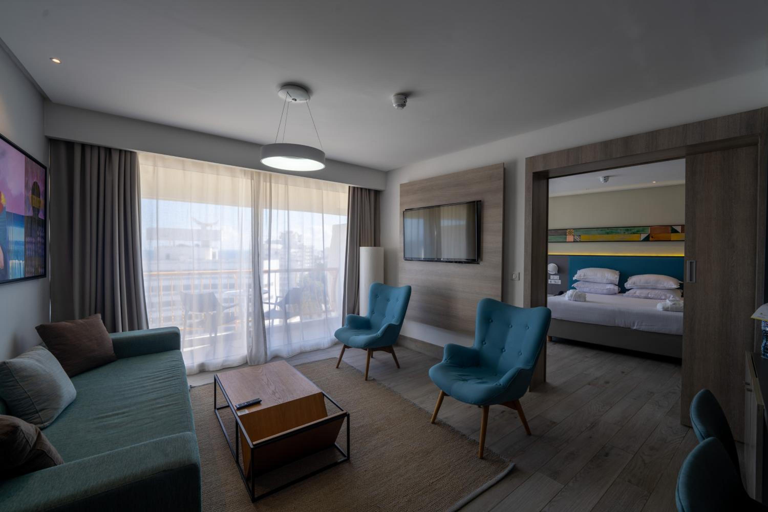Junior Suite with Balcony thumbnail 5