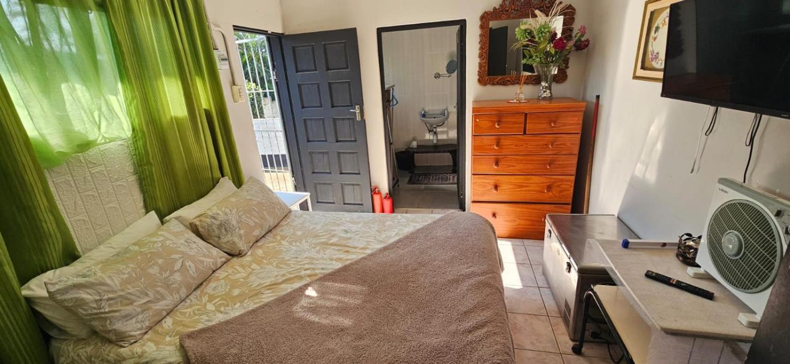 One-Bedroom House photo 1