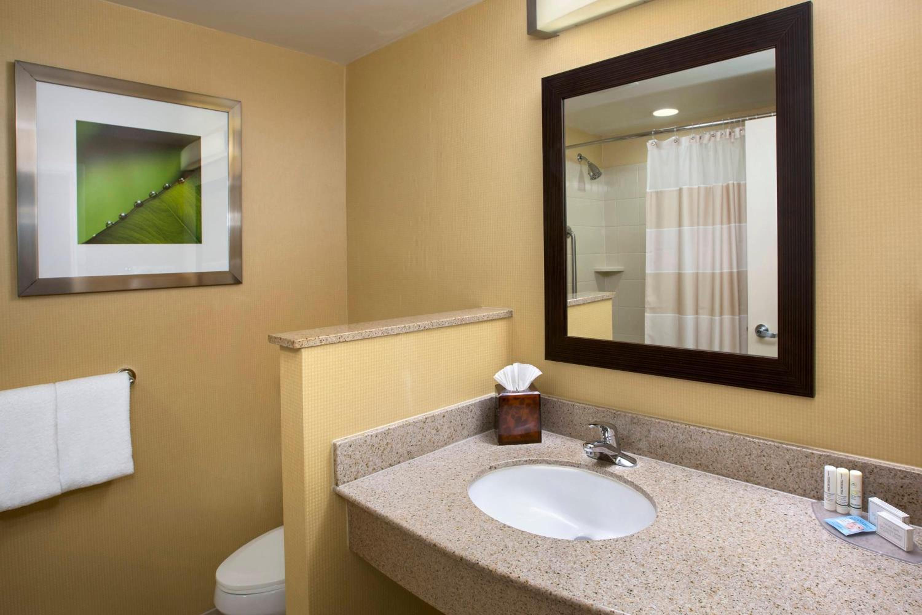 Queen Room with Two Queen Beds and Adapted Tub - Mobility and Hearing Accessible photo 3