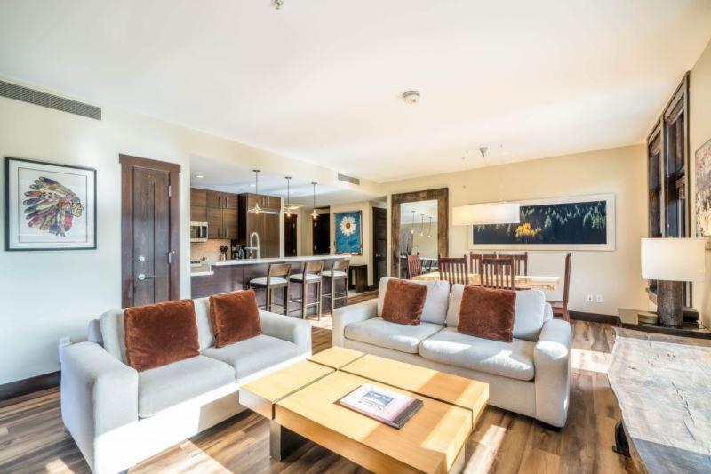 Three-Bedroom Apartment with Mountain View photo 3