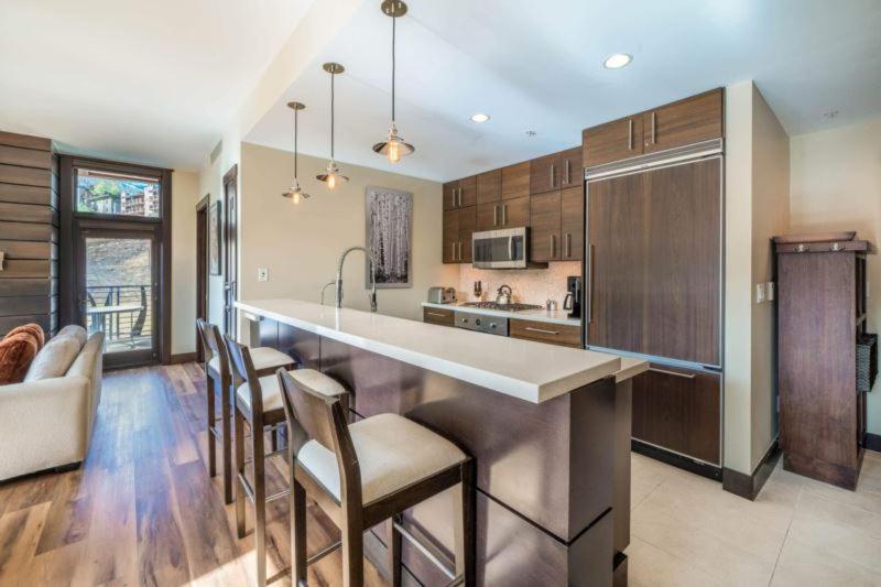 Three-Bedroom Apartment with Mountain View photo 2