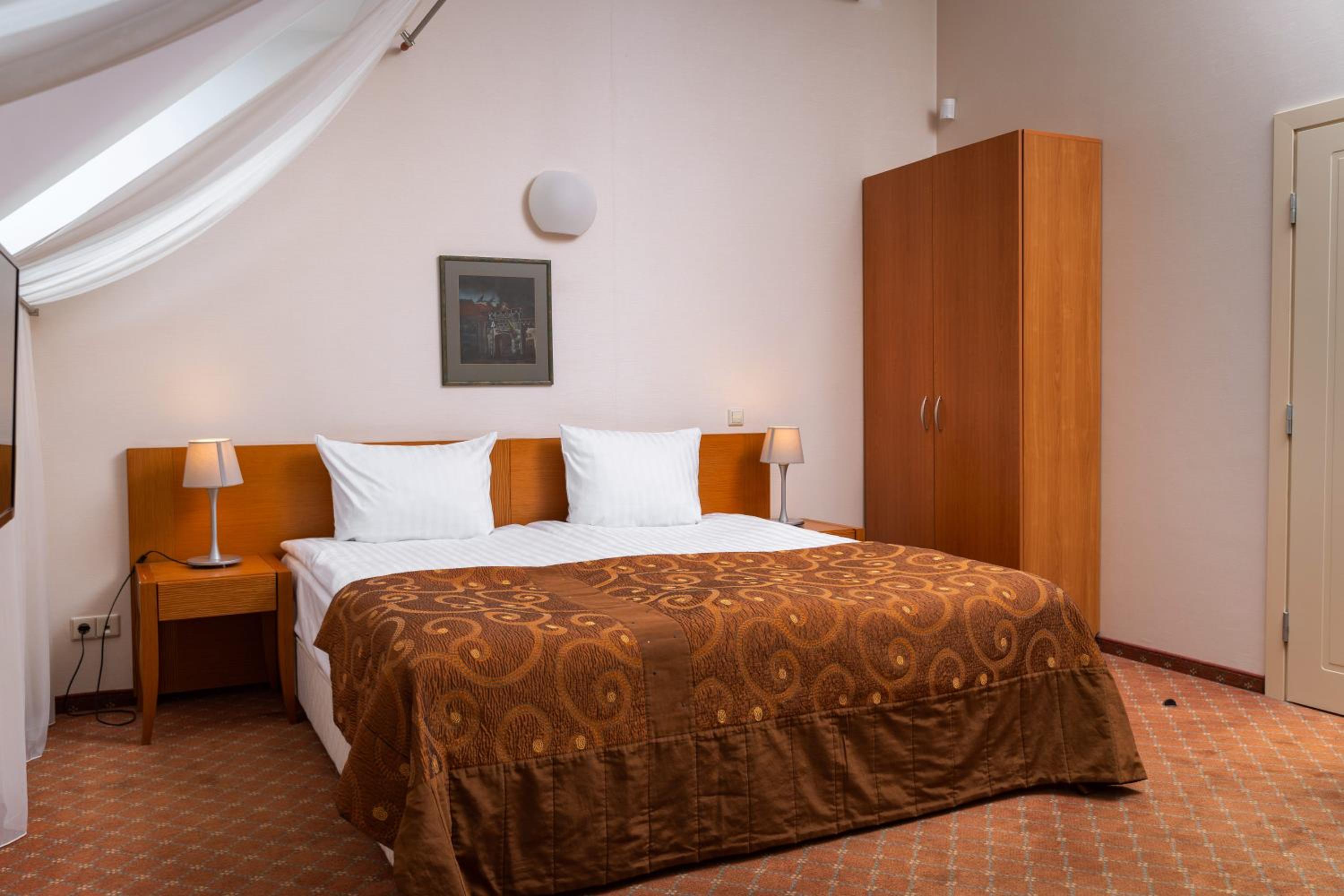 Standard Double or Twin Room - Photo 8