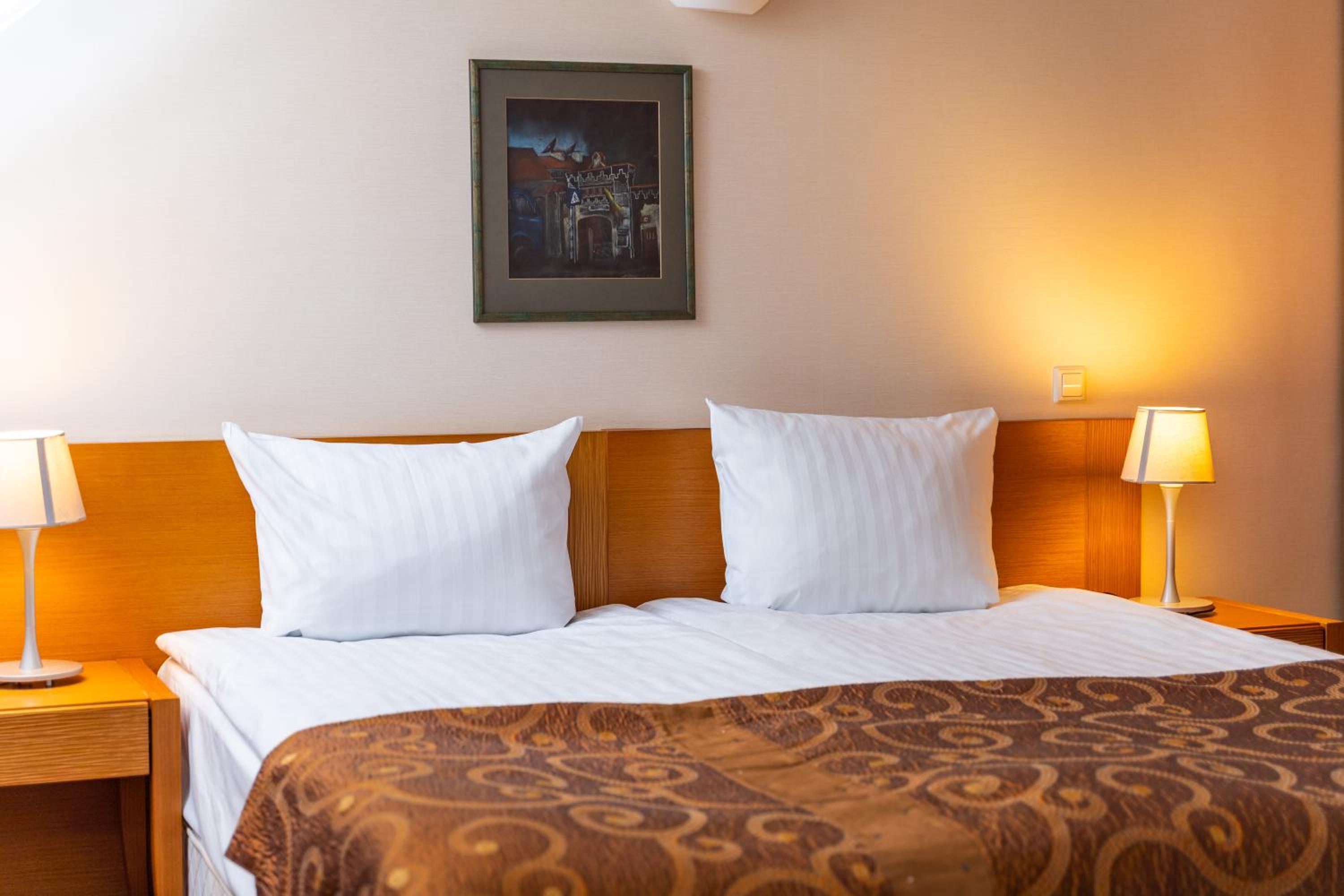 Standard Double or Twin Room - Photo 9