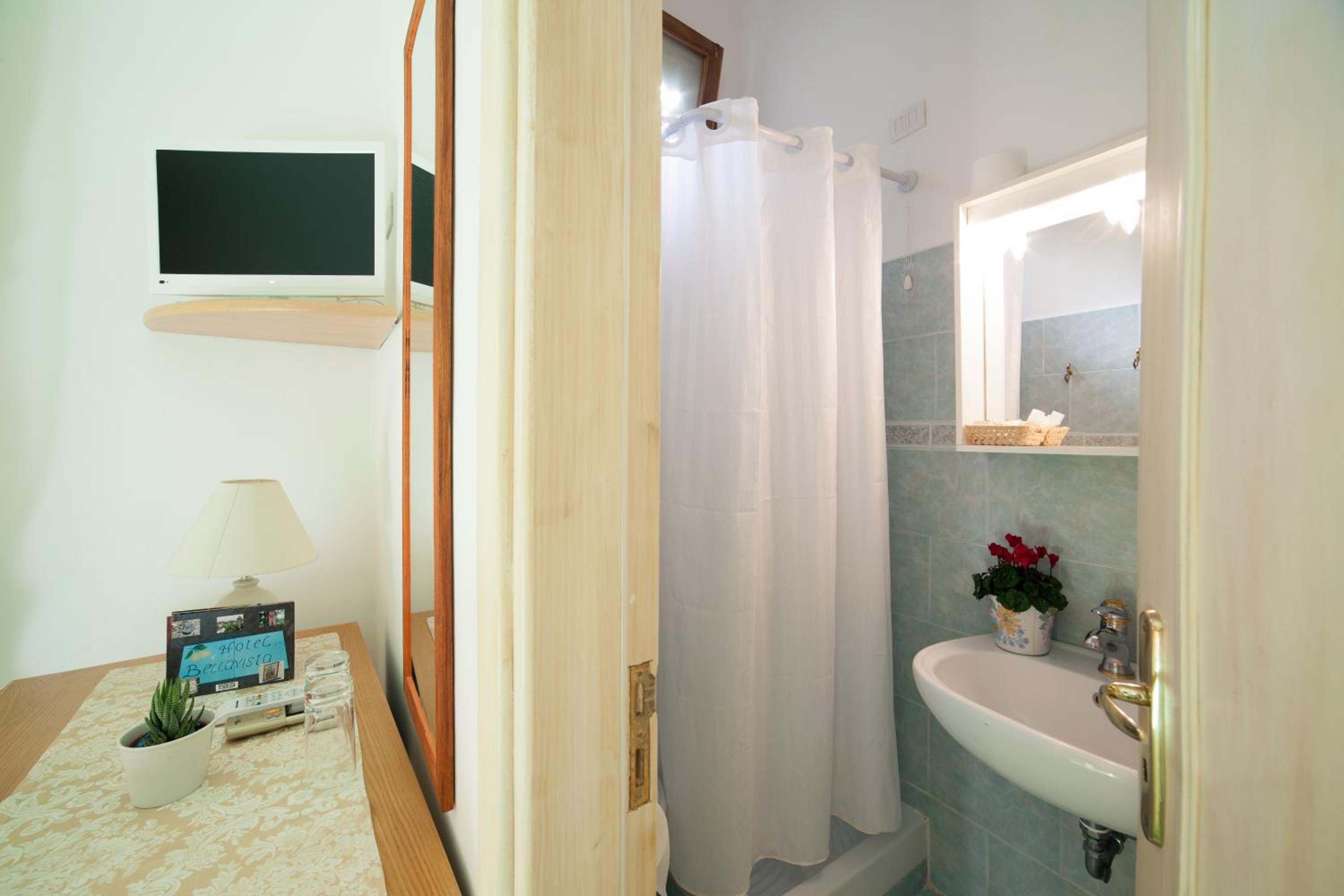 Double Room (No Balcony, No Sea View) photo 3