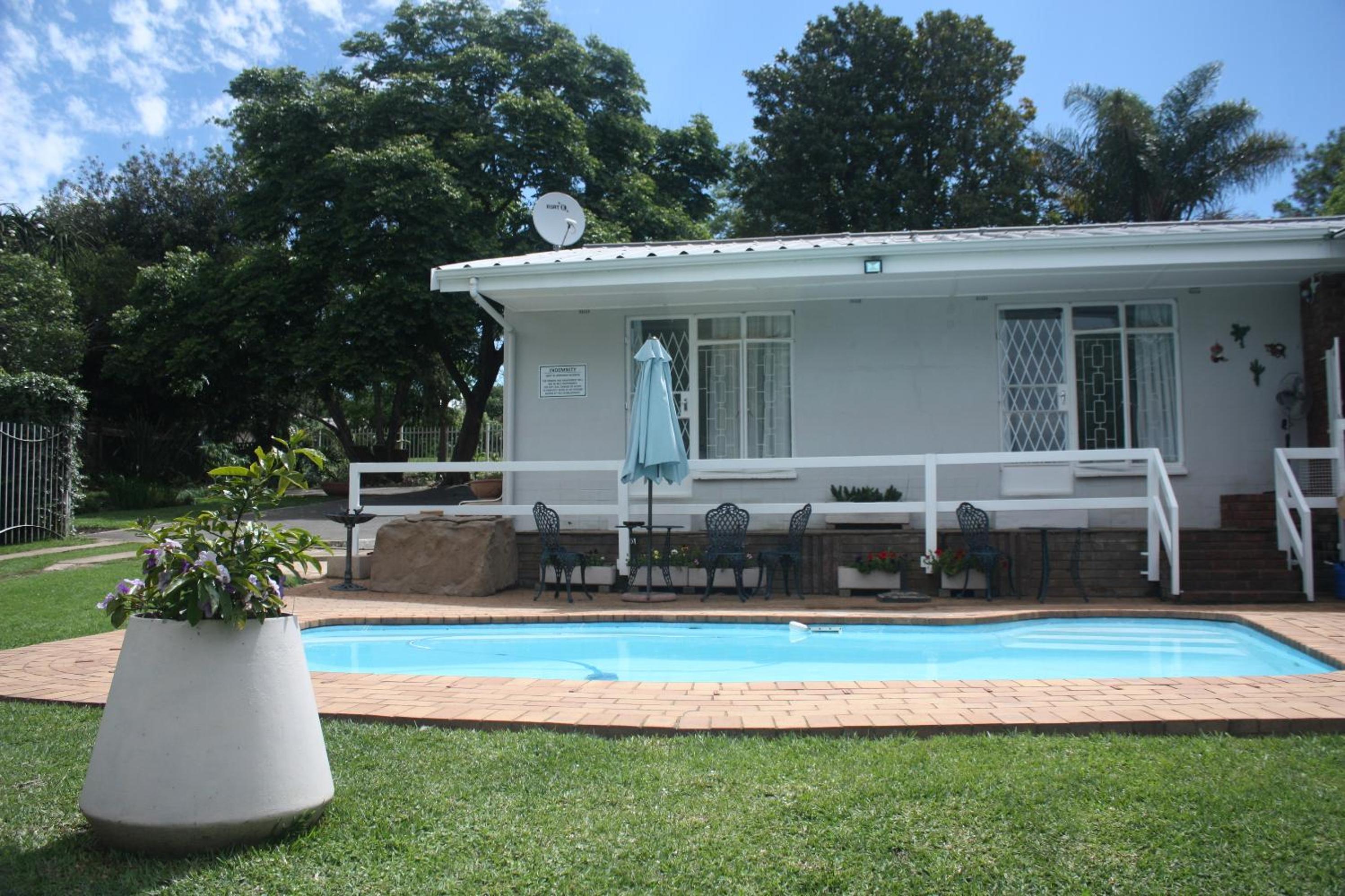 Deluxe Double or Twin Room with Garden and Pool View - Photo 2