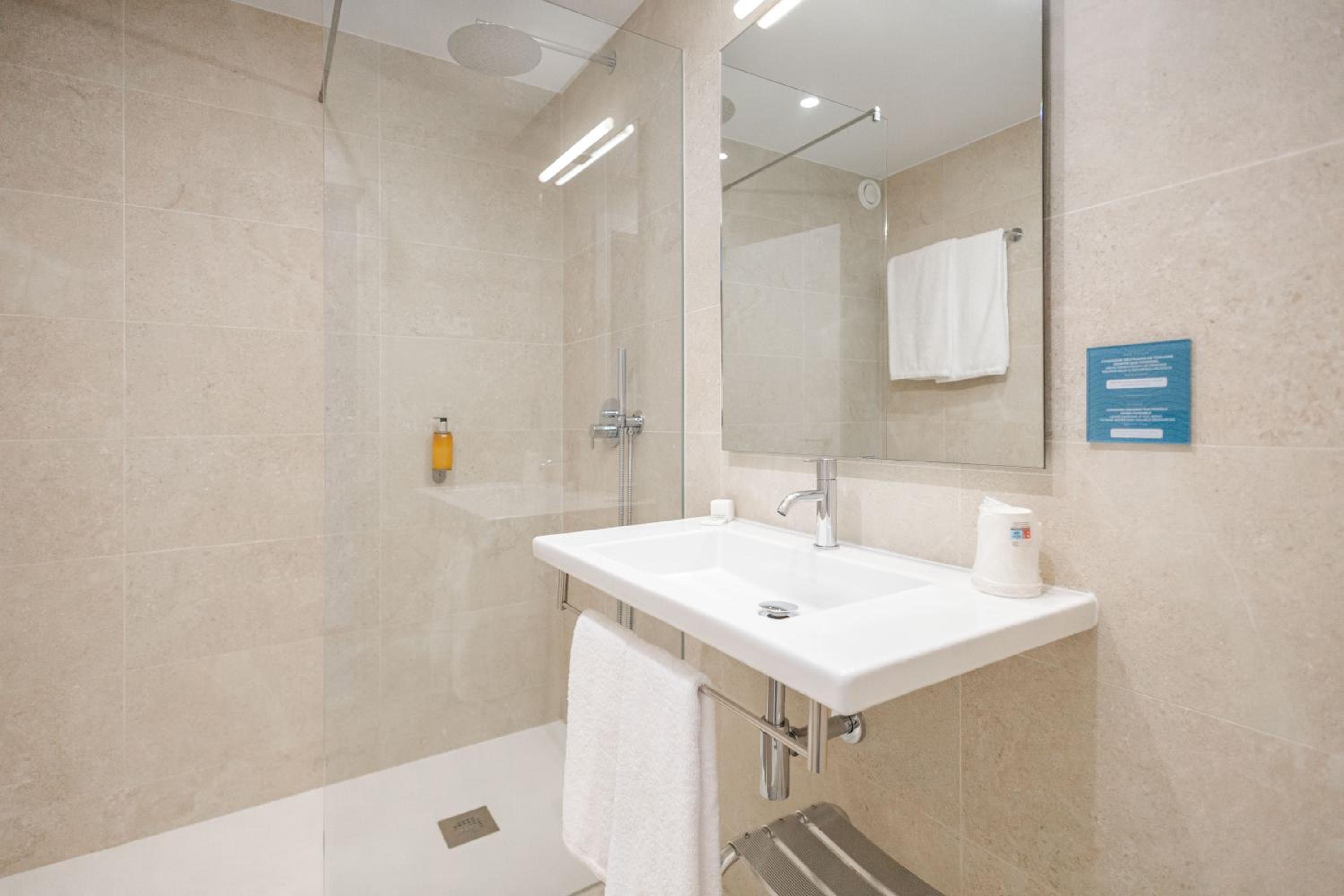 Double or Twin Room with Balcony - Photo 3