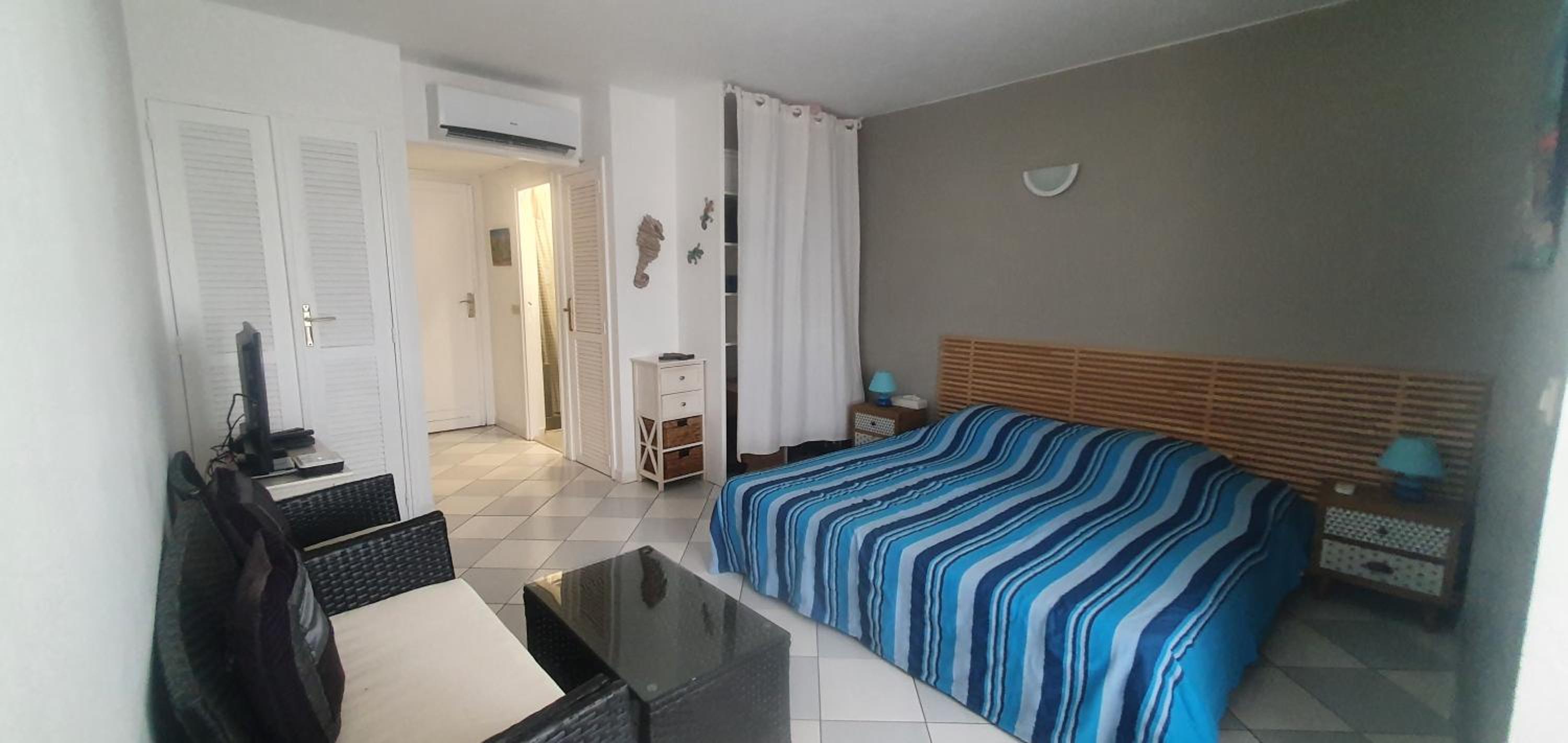One-Bedroom Apartment photo 1