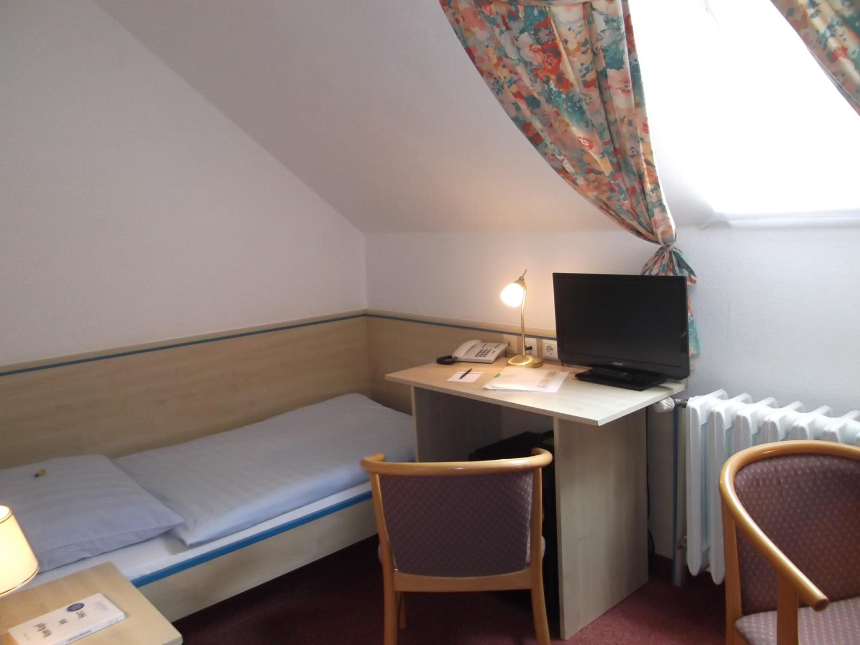 Small Single Room photo 2