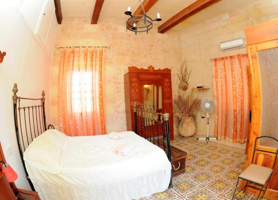 Six-Bedroom House photo 1