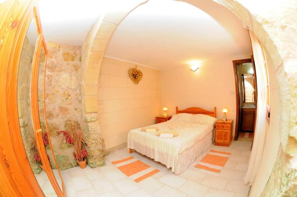 Six-Bedroom House photo 3
