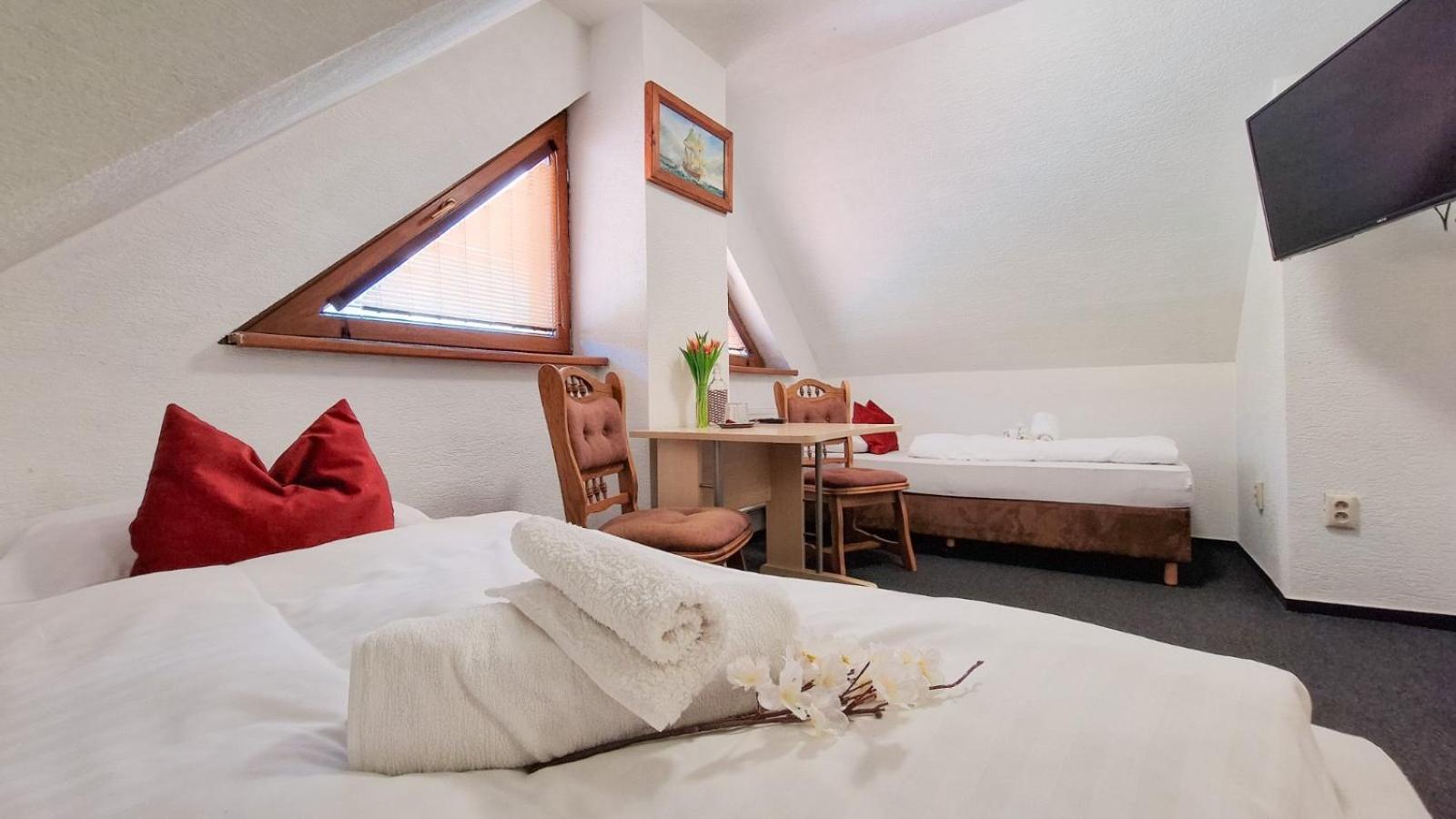 Twin Room - Photo 2
