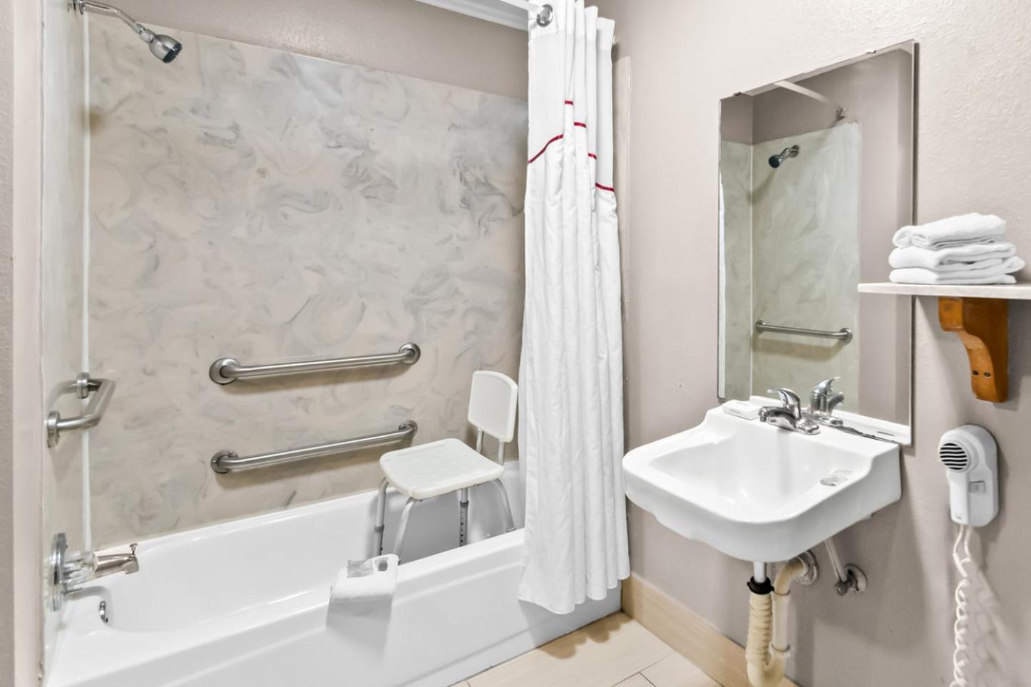 Deluxe Room with Two Queen Beds Disability Access Non-Smoking - Photo 2