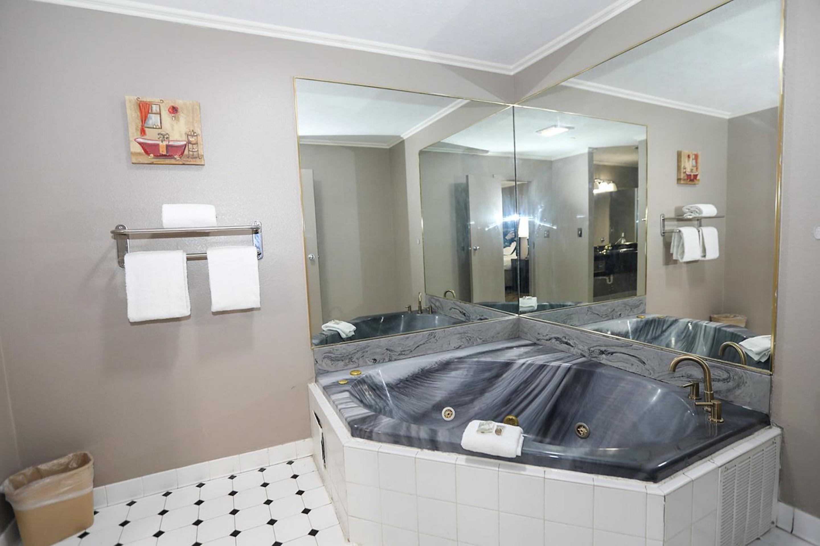 Two Room Suite with One King Bed & Spa Bath Non-Smoking - Photo 3