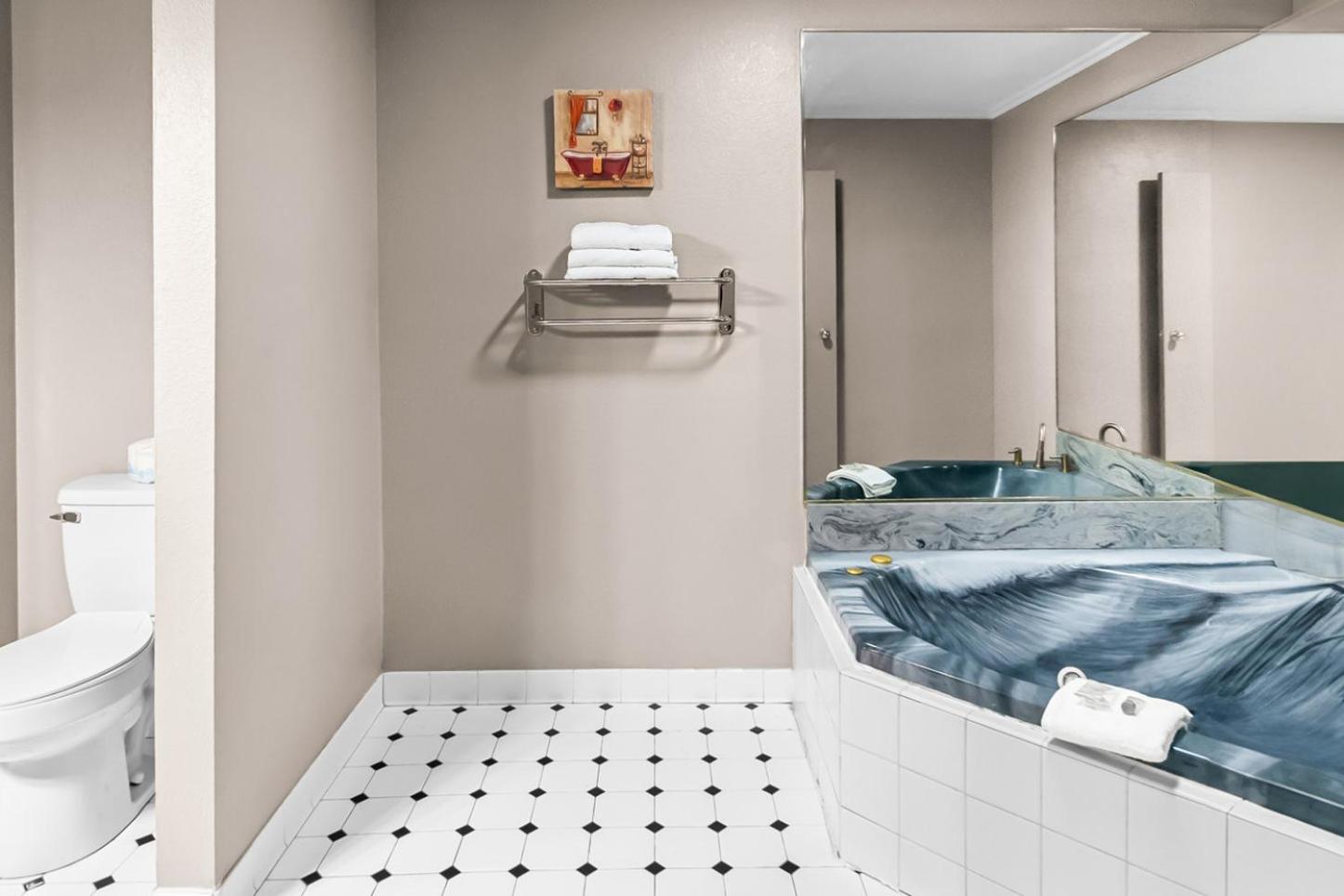 Two Room Suite with One King Bed & Spa Bath Non-Smoking - Photo 2