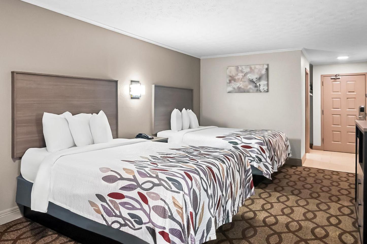 Deluxe Room with Two Queen Beds Non-Smoking - Photo 2