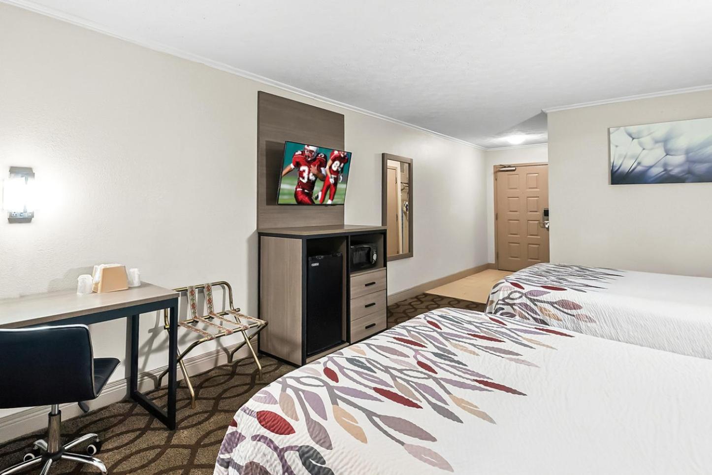 Deluxe Room with Two Queen Beds Disability Access Non-Smoking - Photo 4