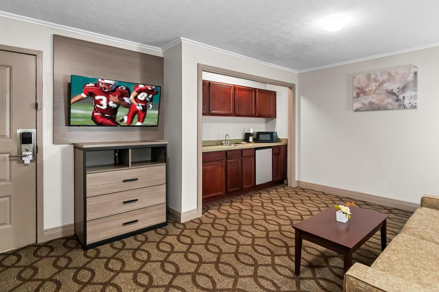 Two Room Suite with One King Bed & Spa Bath Non-Smoking - Photo 1