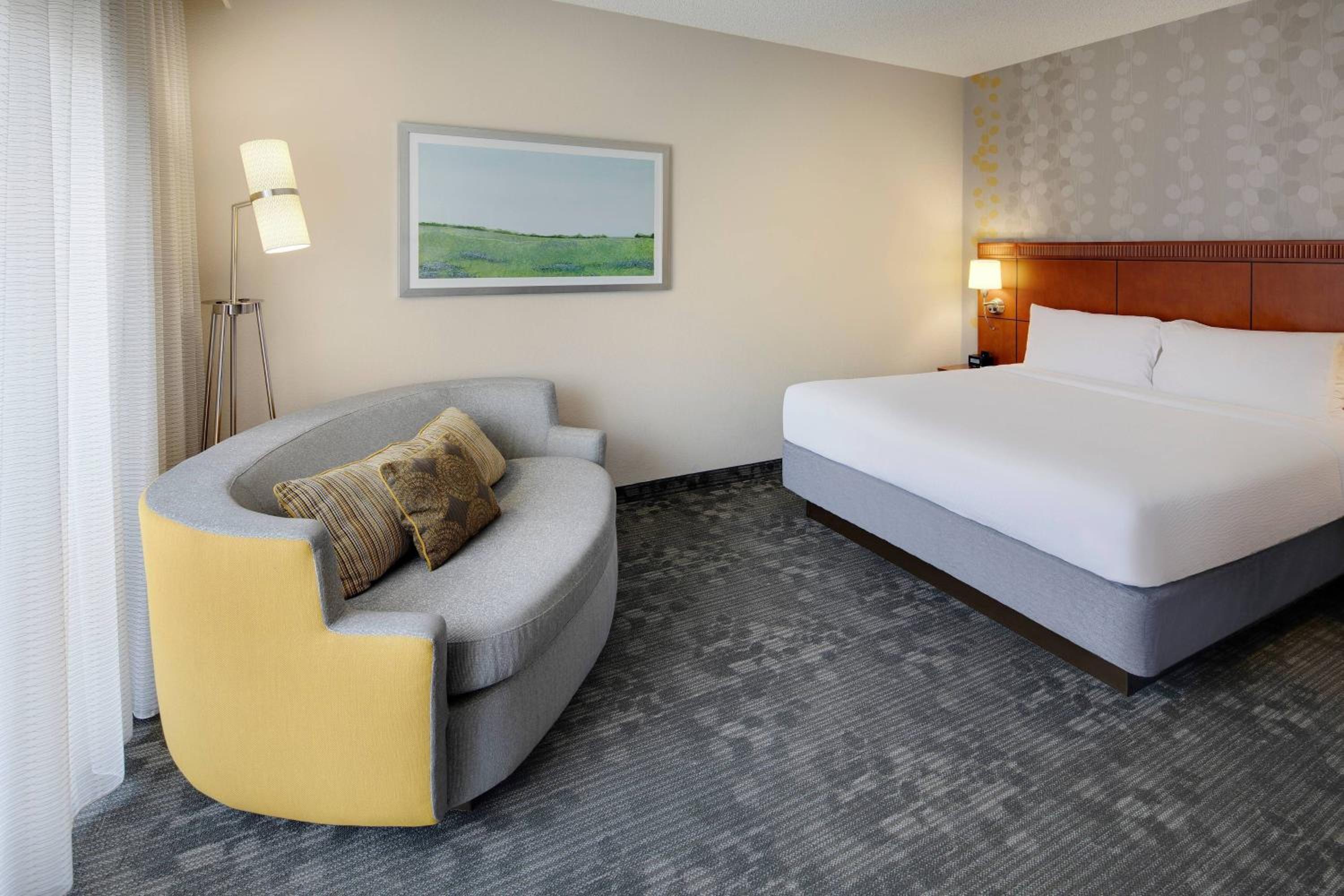 King Room with Sofa Bed - Photo 2