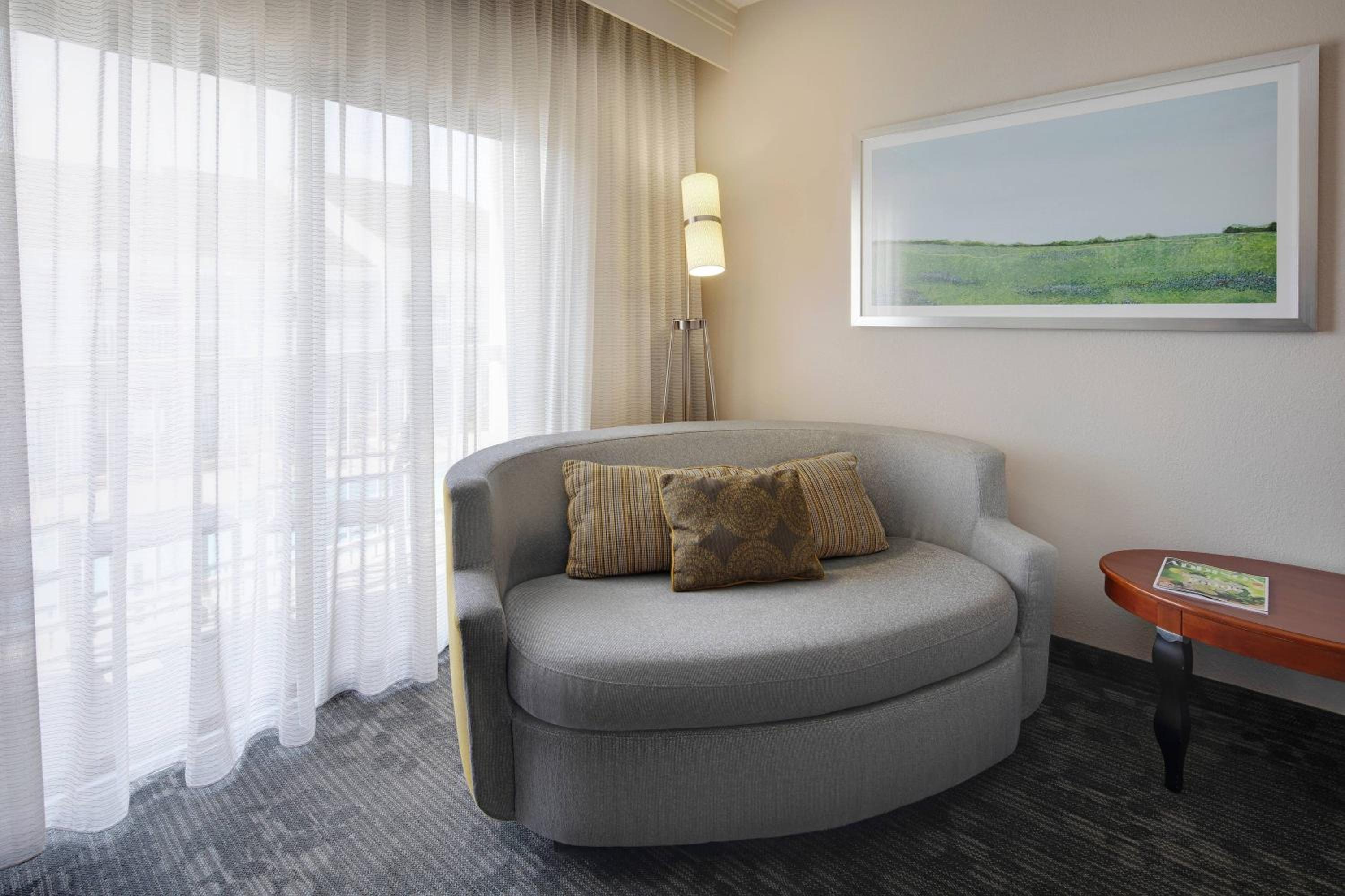 King Room with Sofa Bed - Photo 3