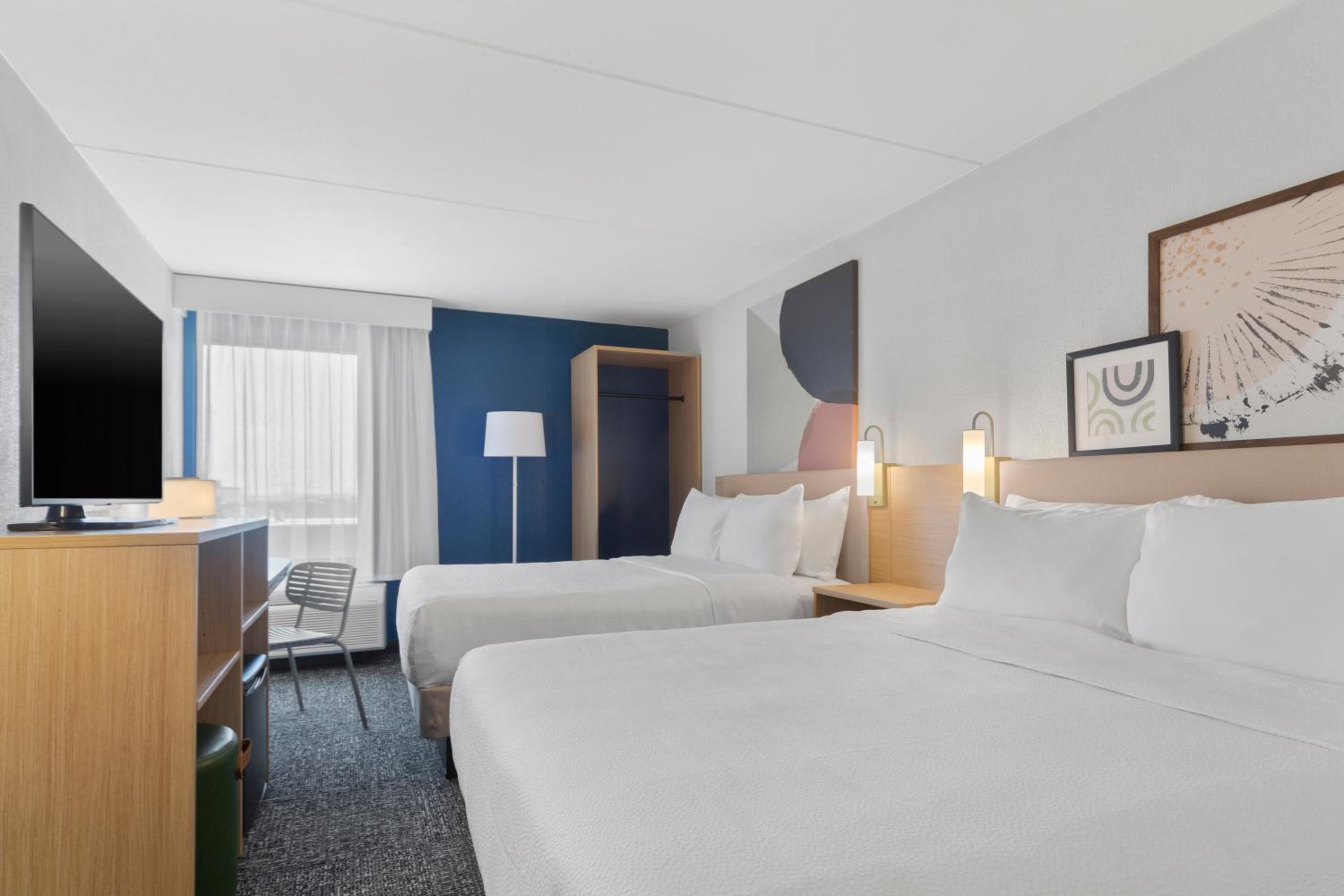 Queen Room with Two Queen Beds - Photo 4