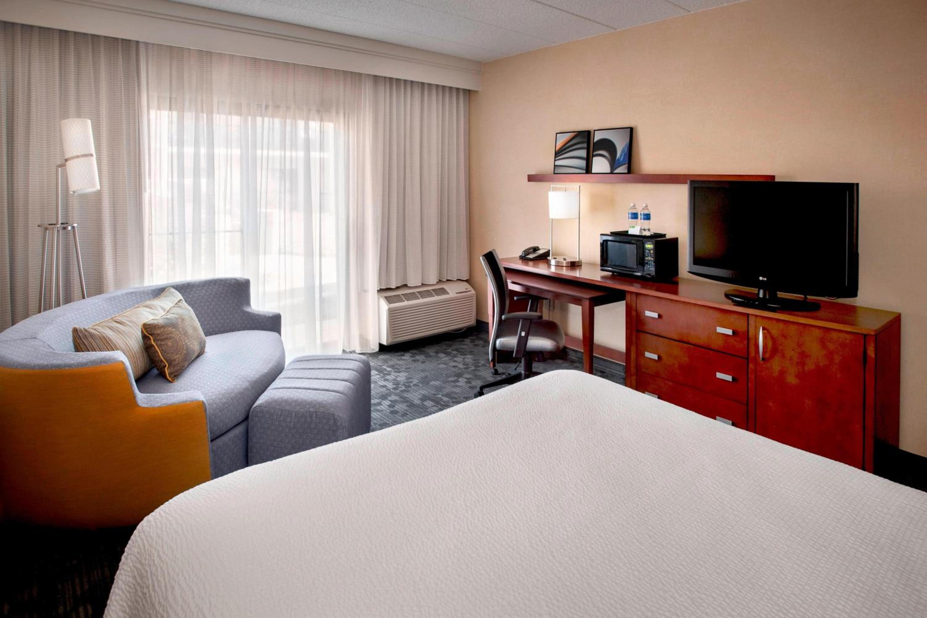 King Room with Sofa Bed - Photo 4