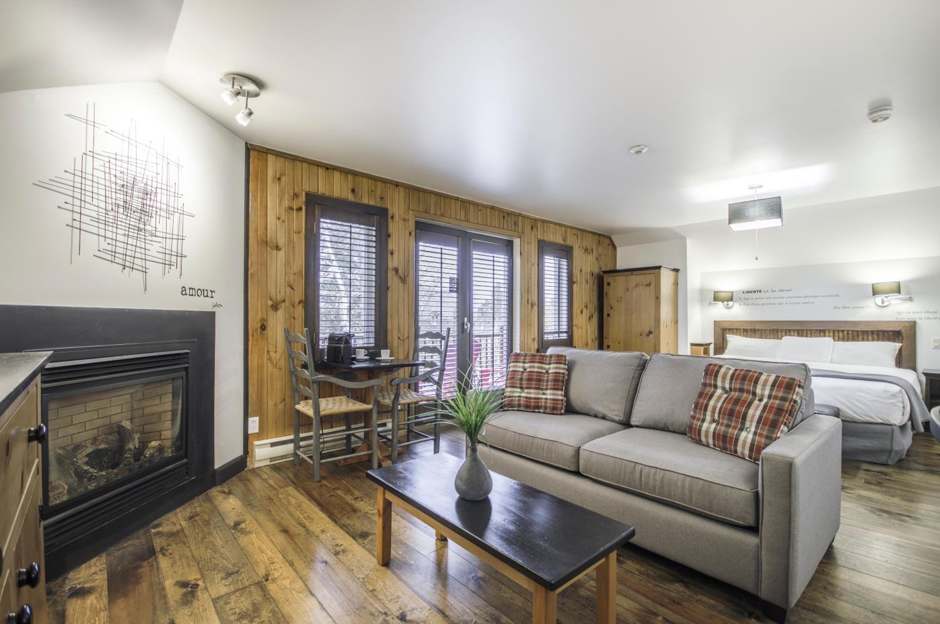 Deluxe King Suite photo 1