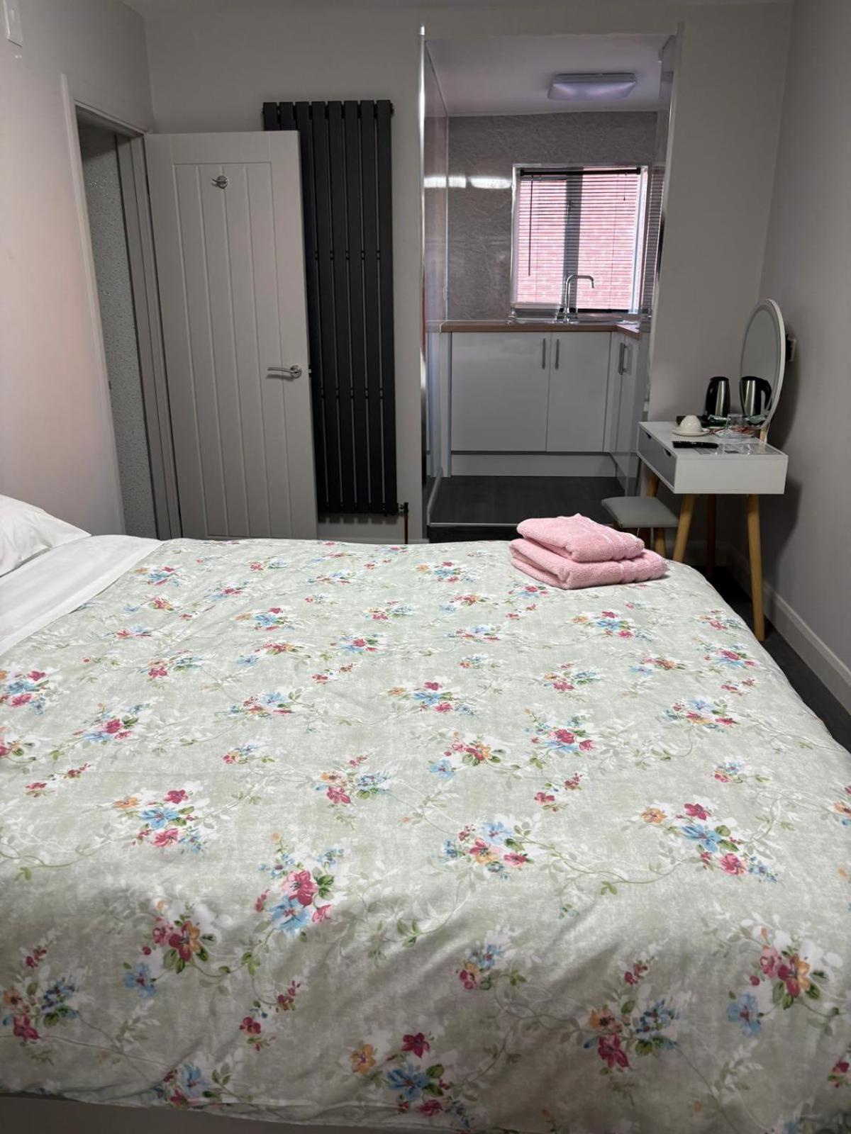 Deluxe Double Room with Shower - Photo 1