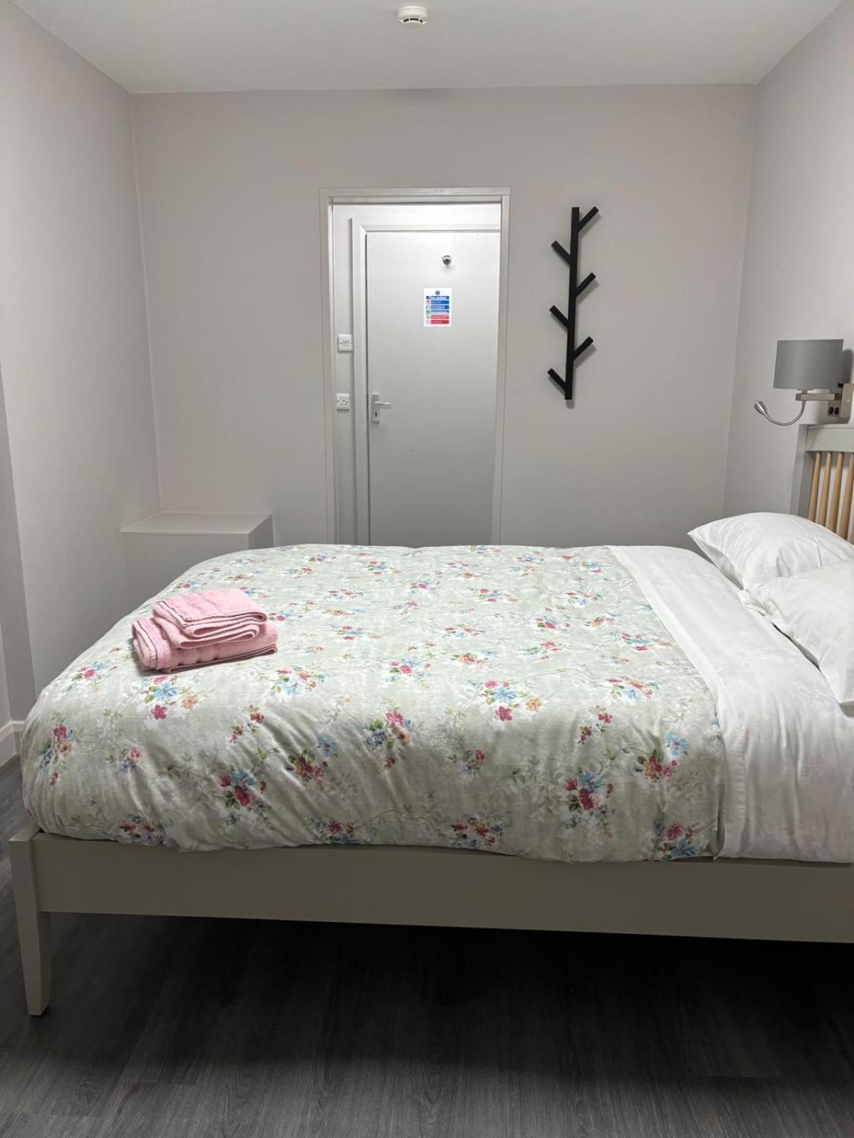 Deluxe Double Room with Shower - Photo 5