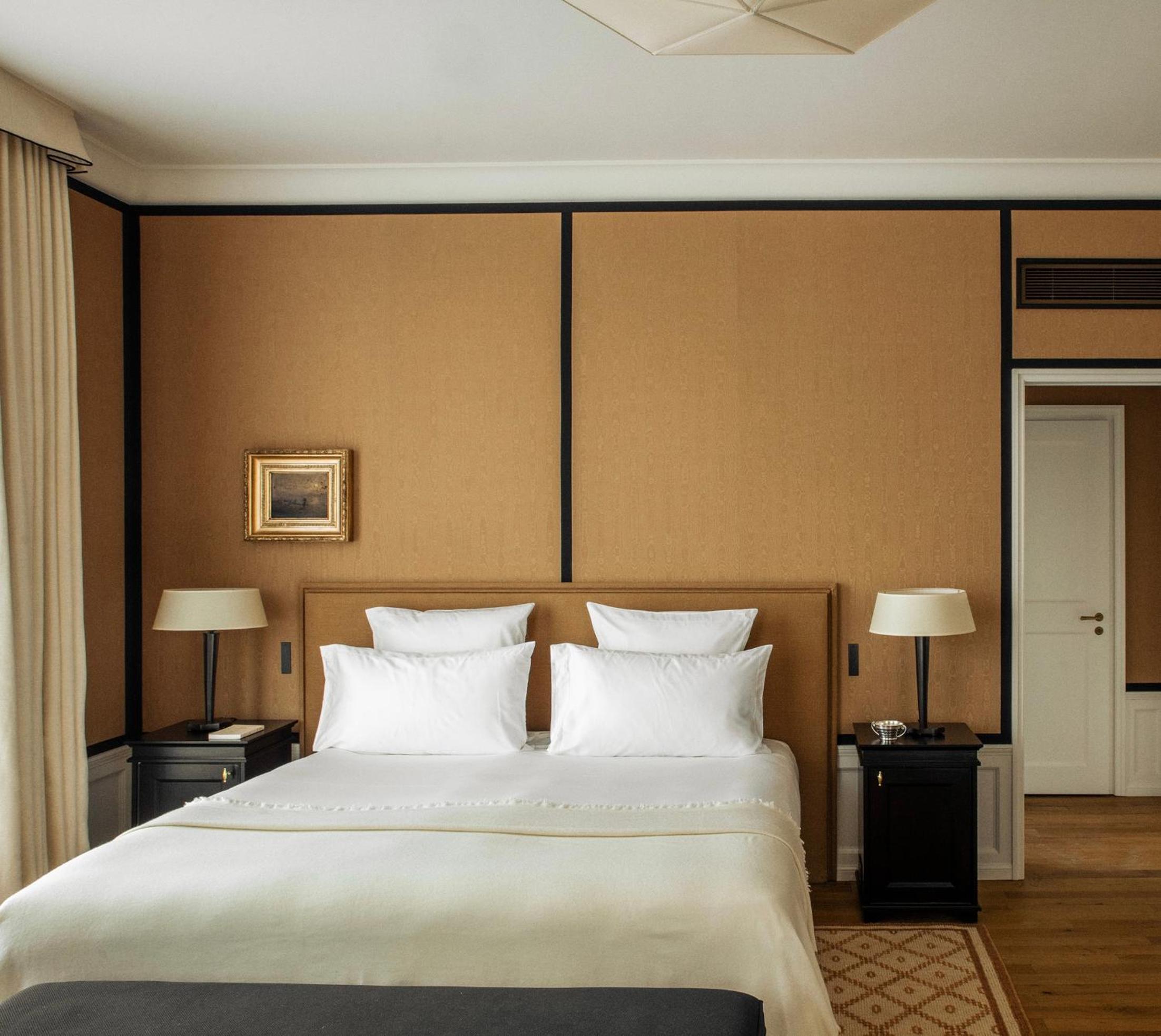 Suite with view on the Eiffel Tower
