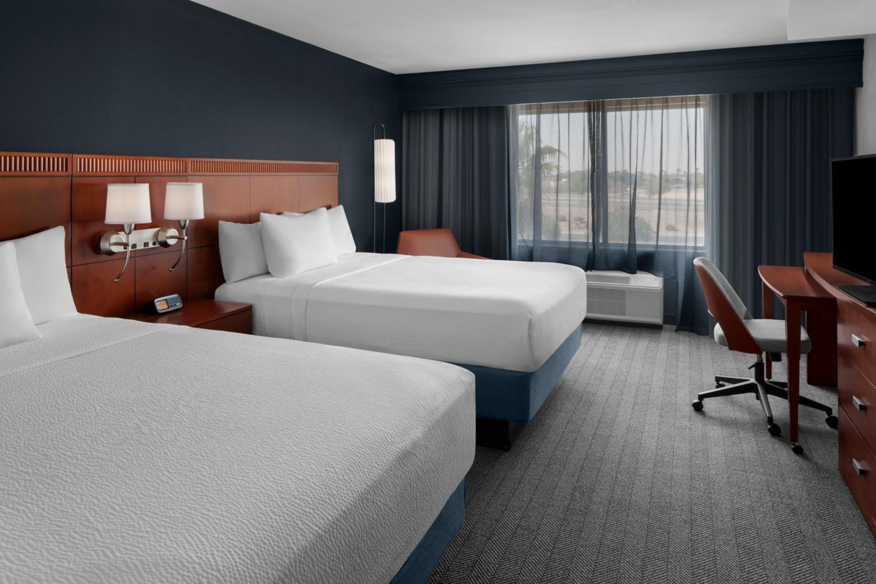 Queen Room with Two Queen Beds - Photo 4