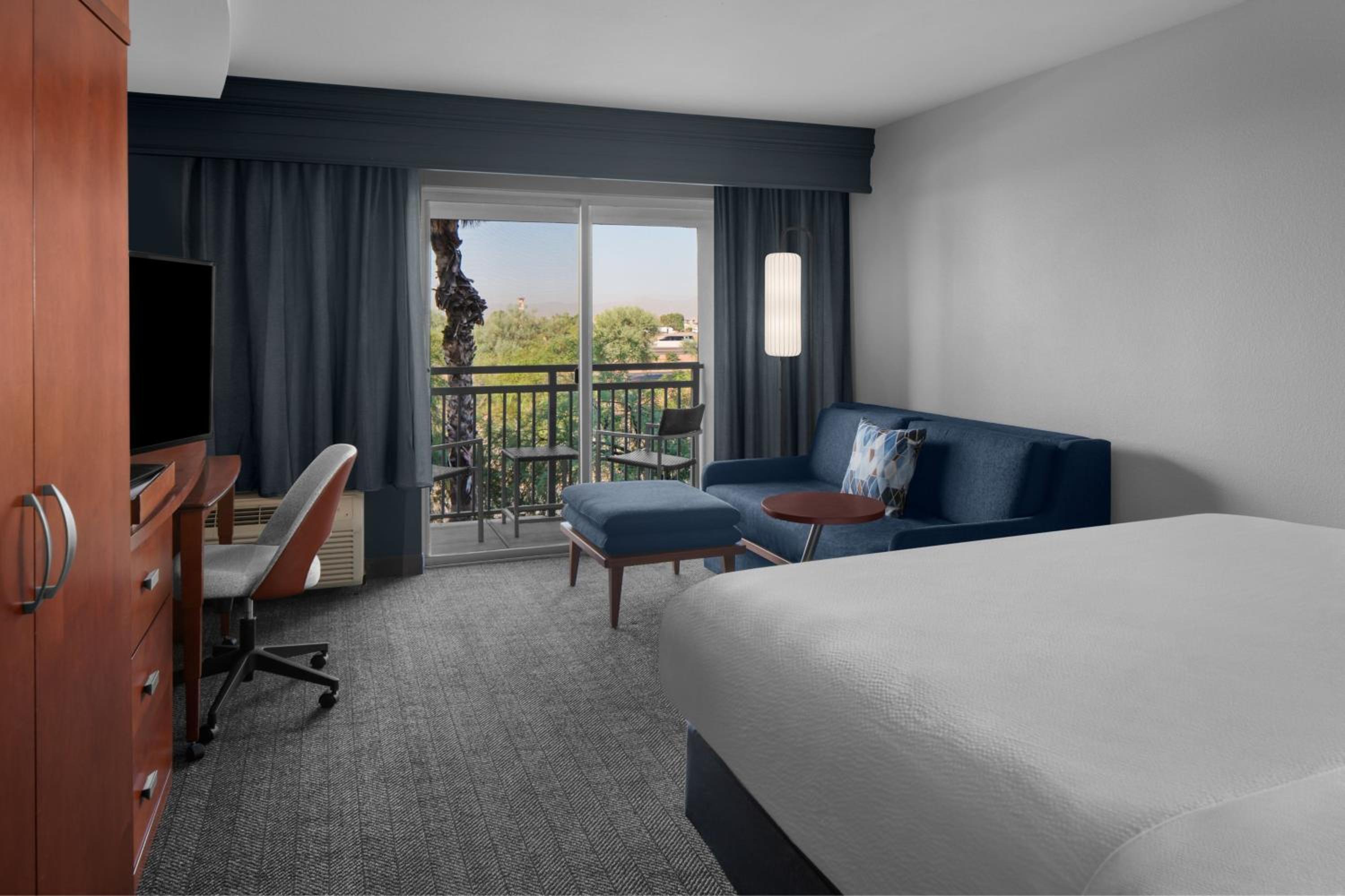 Guest room, 1 King, Sofa bed, Balcony - Photo 10