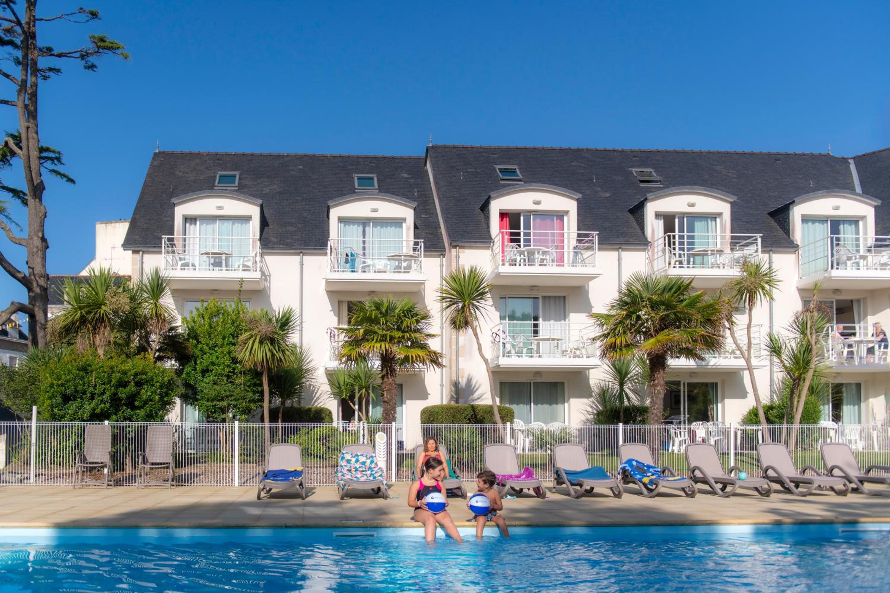 One-Bedroom Apartment (4-6 Adults) with swimming-pool view photo 3