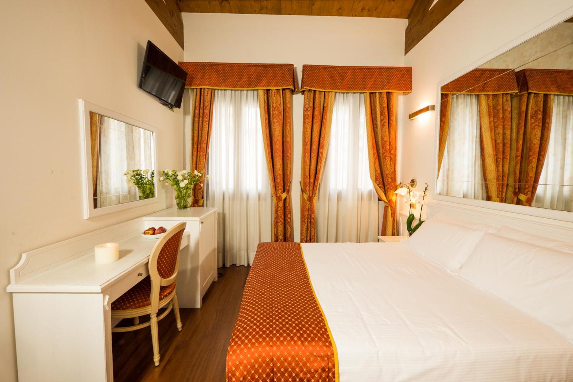 Double or Twin Room with Private Bathroom photo 2