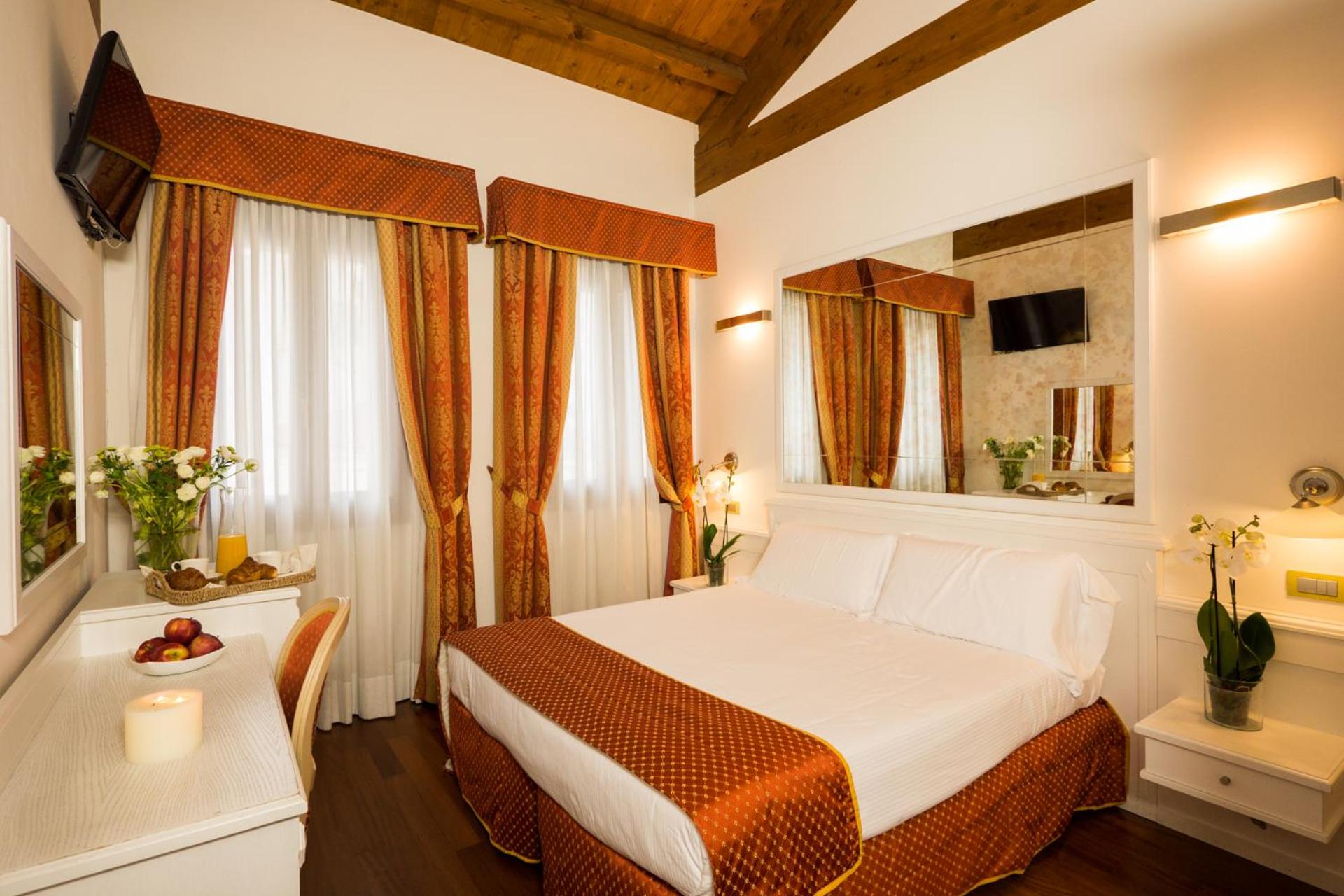 Double or Twin Room with Private Bathroom photo 1