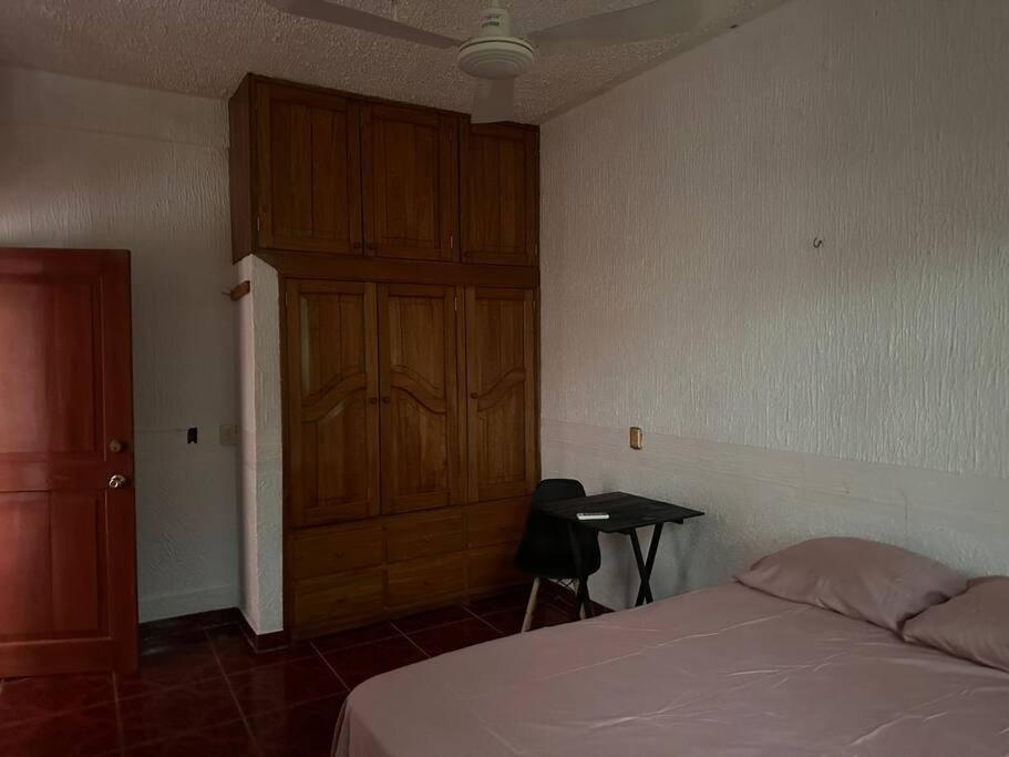 Five-Bedroom House photo 1