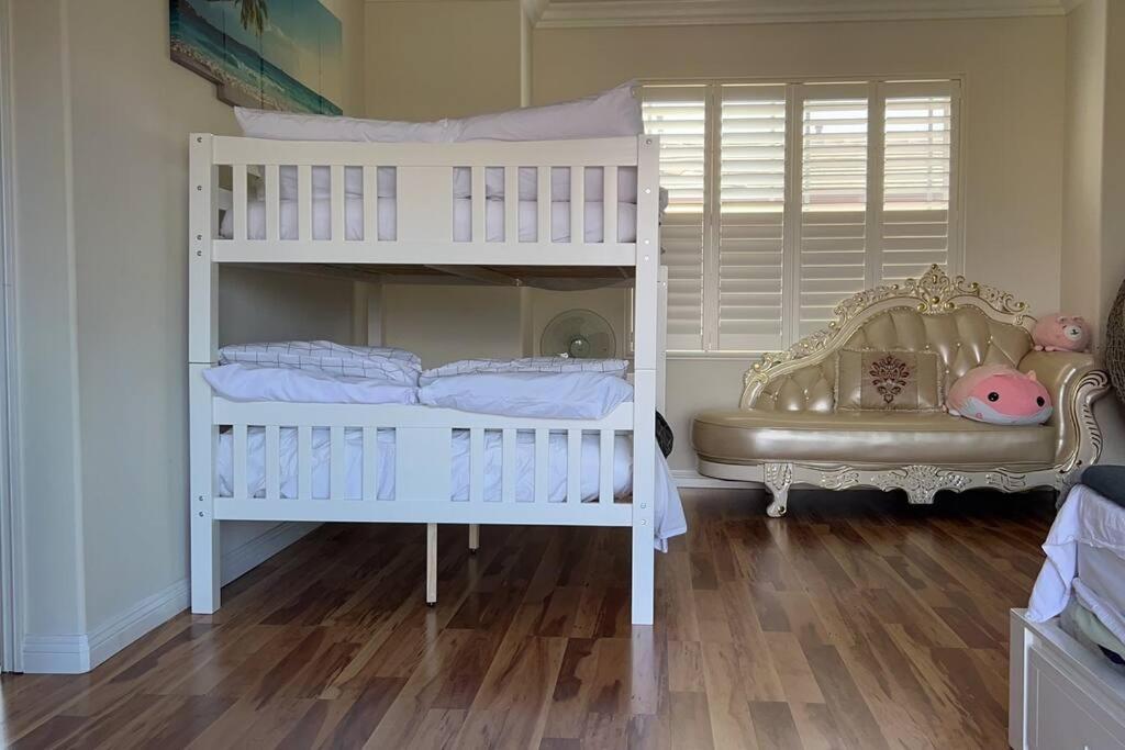 Six-Bedroom House photo 1