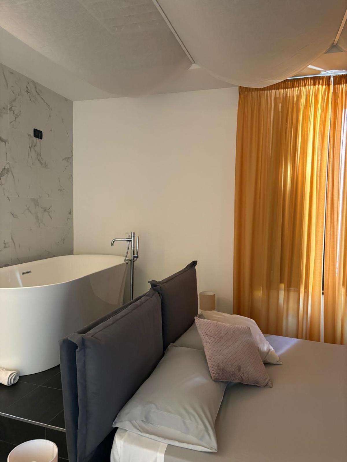 Queen Suite with Spa Bath photo 3