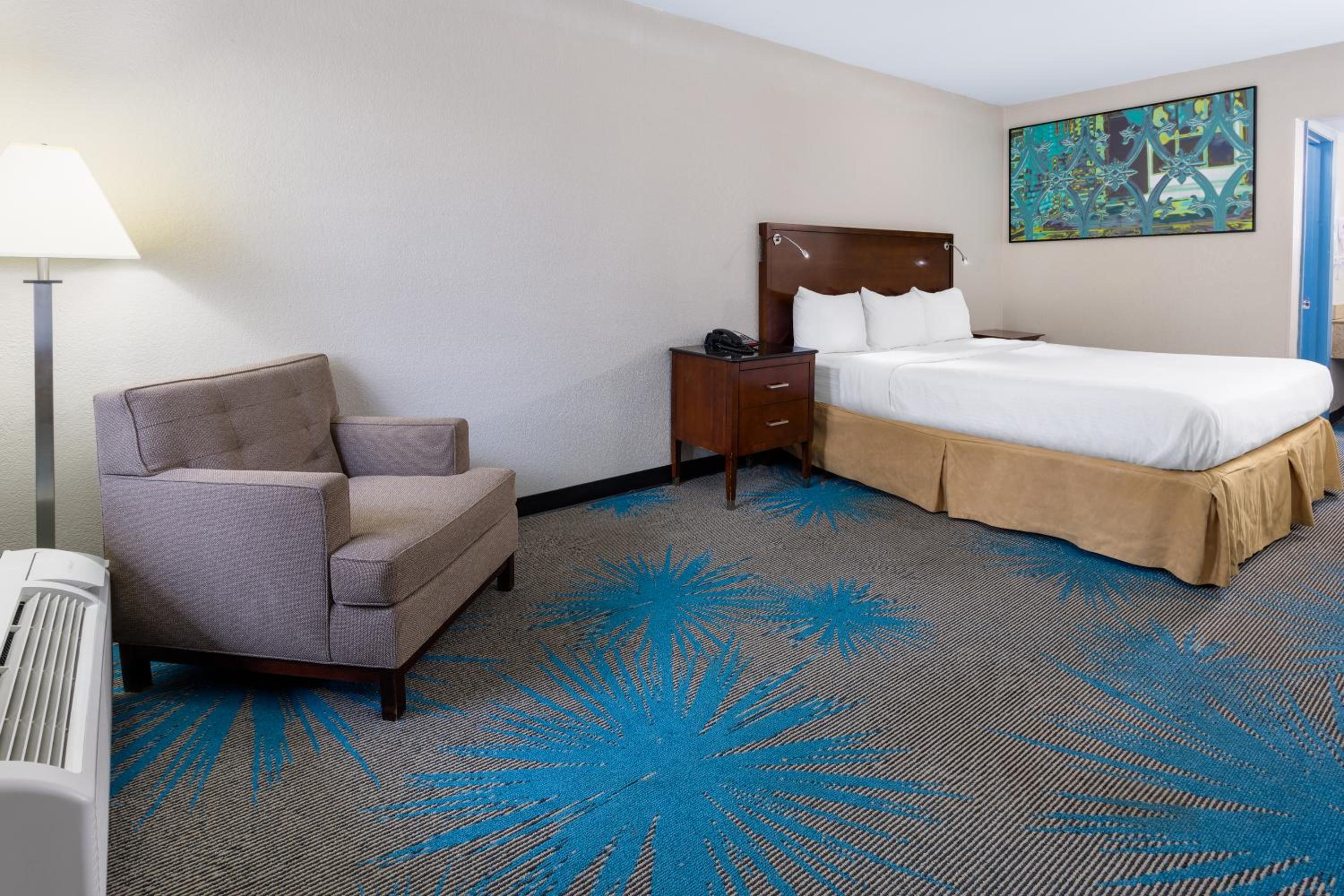 King Room - Non-Smoking - Photo 3